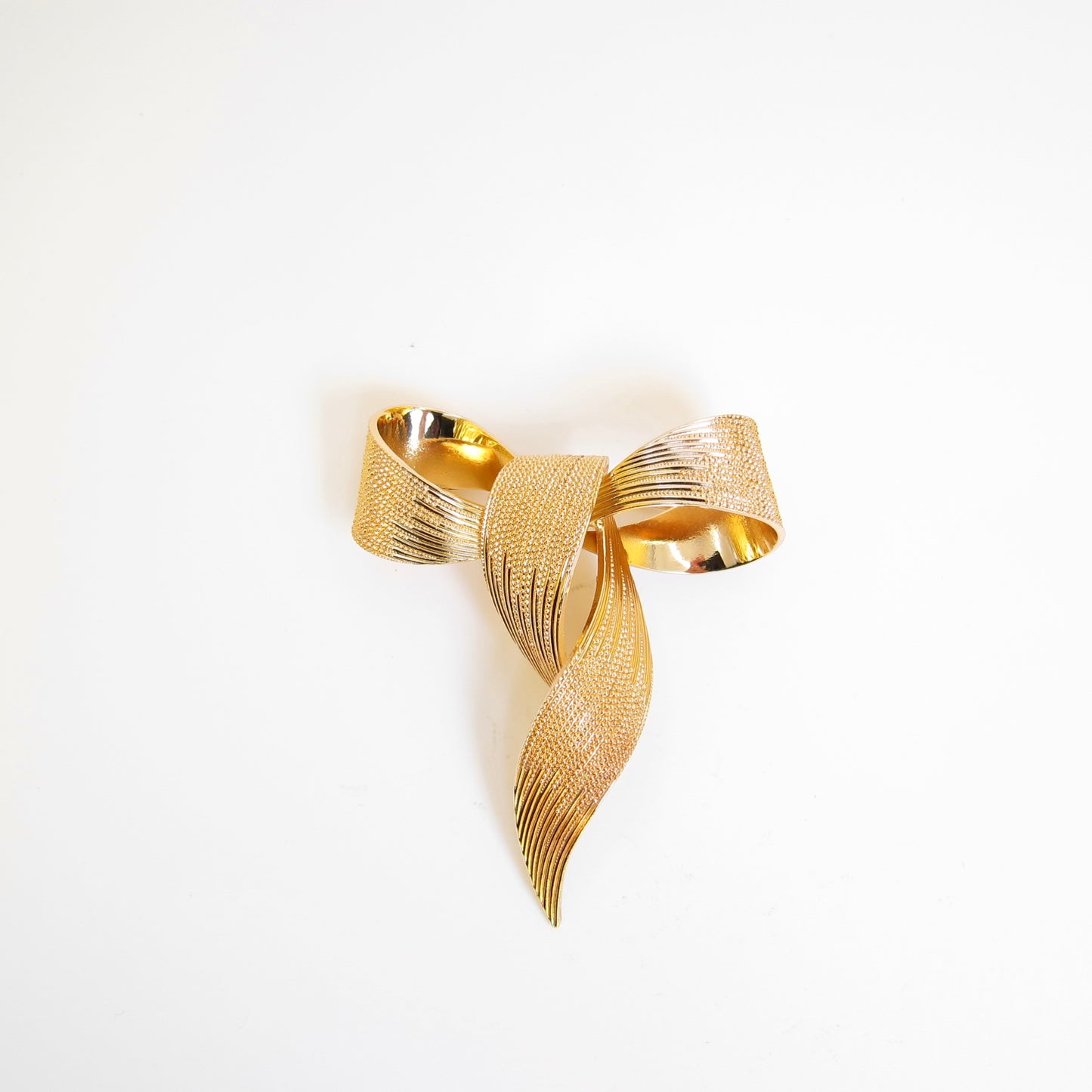 Christian Dior 復古緞帶圖案金色胸針