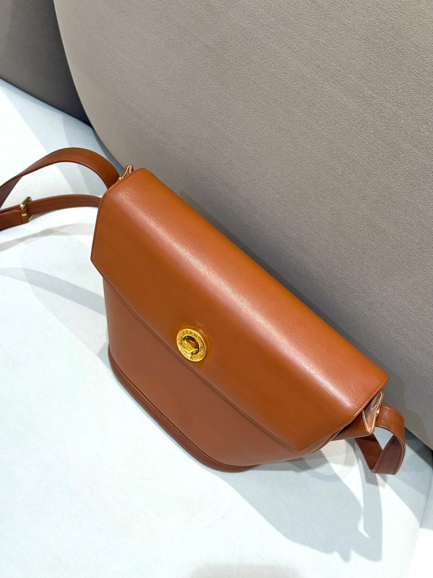 Valentino Garavani 棕褐色皮革旋扣單肩包 | 香港復古設計師包