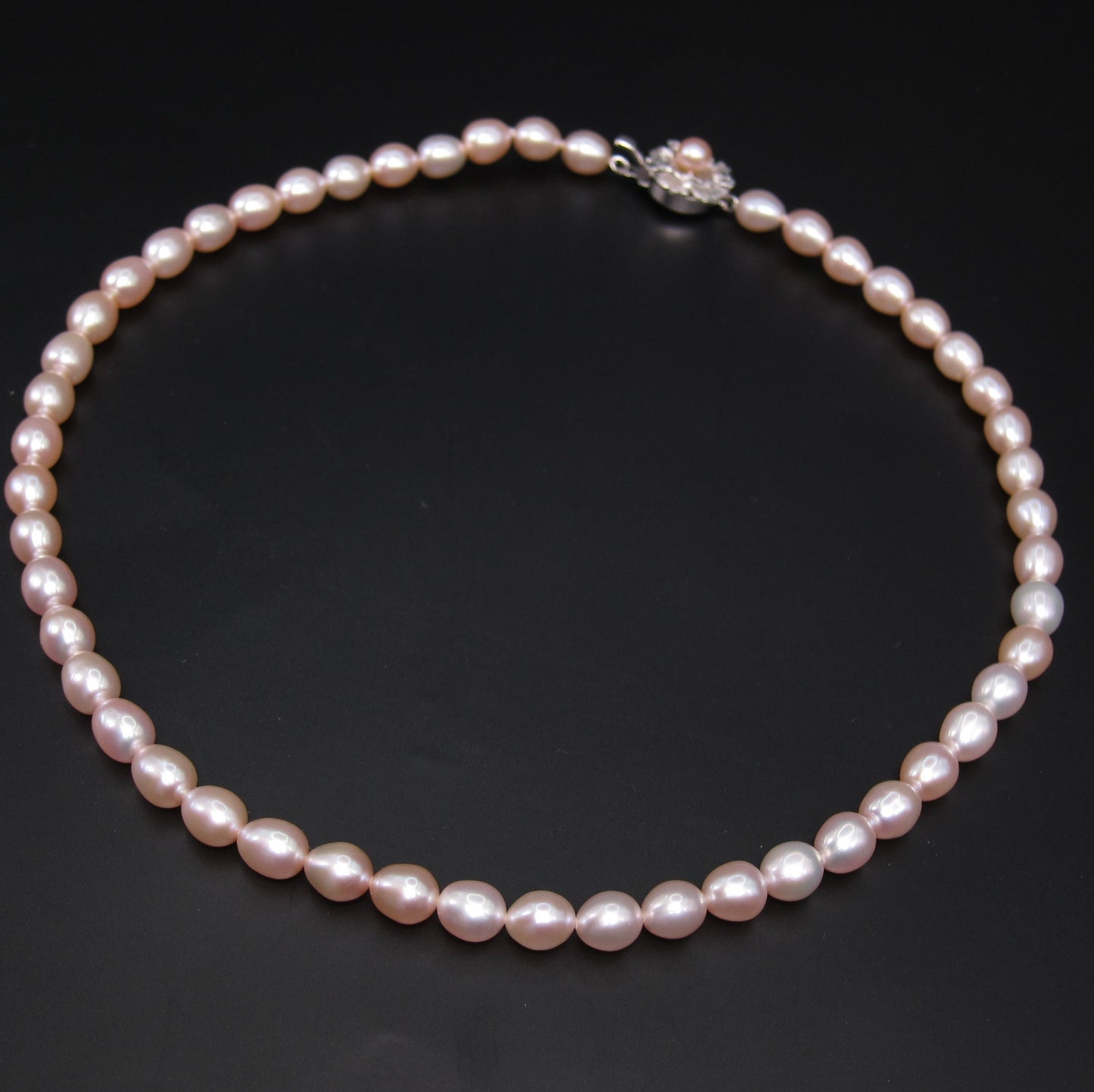 No Brand Vintage Oval Shaped Freshwater Pearl with Silver Flower Buckle Necklace