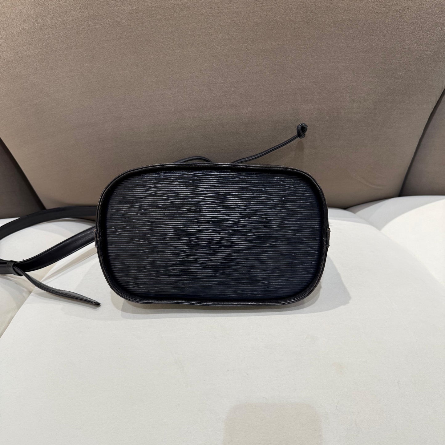 Valentino Garavani 復古黑色皮革抽繩水桶肩肩包