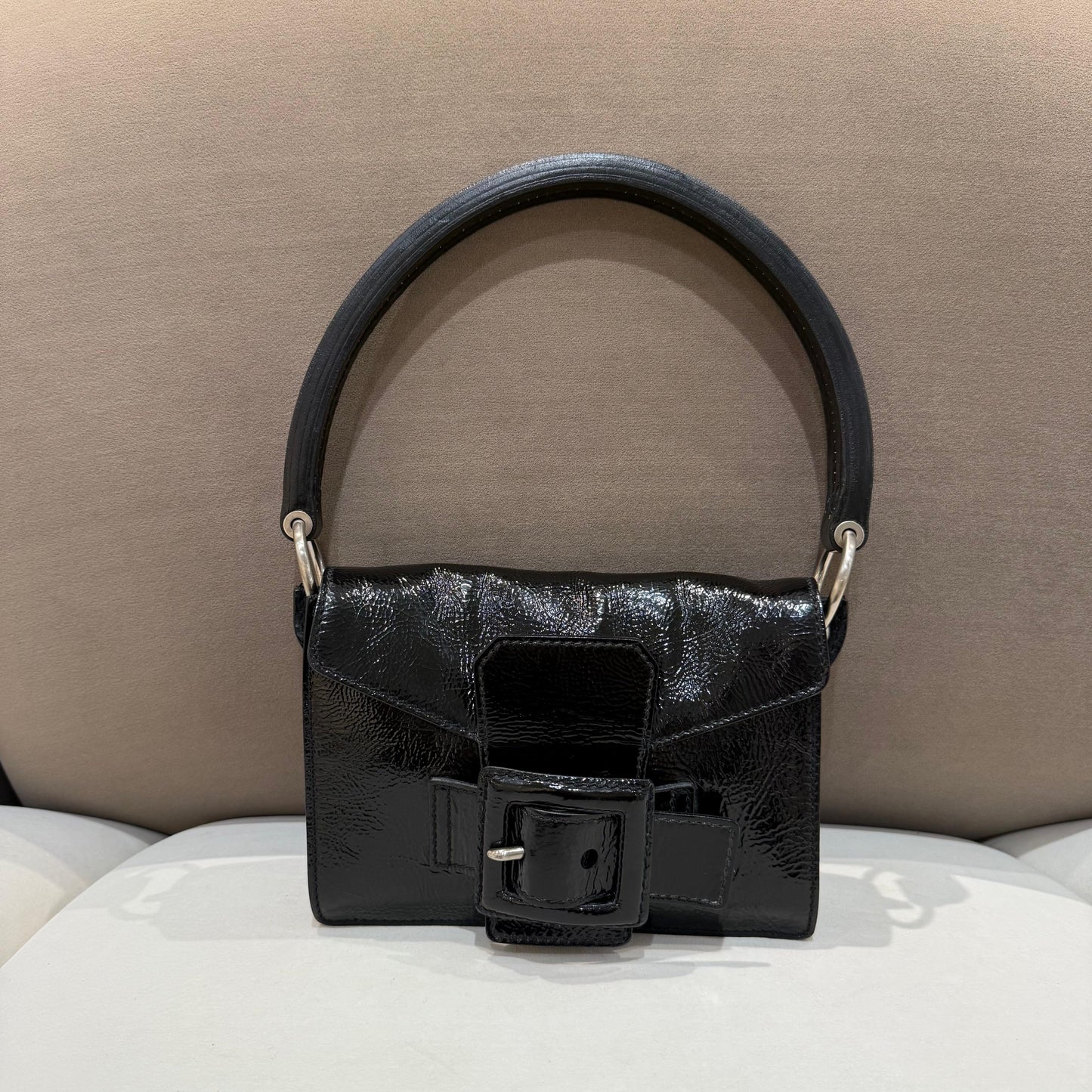 Miu Miu 復古黑色漆皮扣式翻蓋手提包