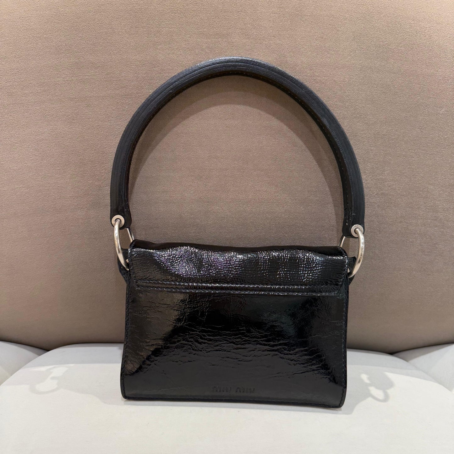 Miu Miu 復古黑色漆皮扣式翻蓋手提包