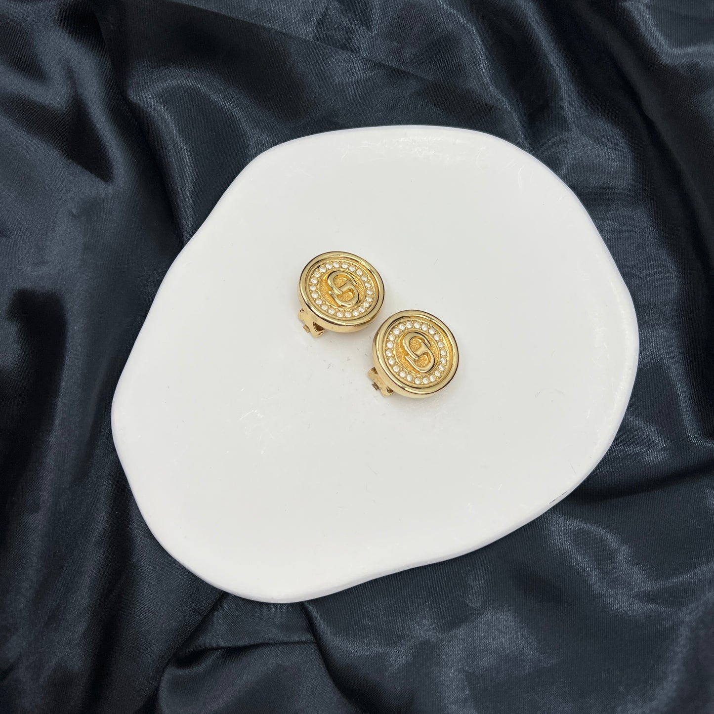 Christian Dior Vintage Cd Logo With Pearl In Circle Plate Clip-On Earrings