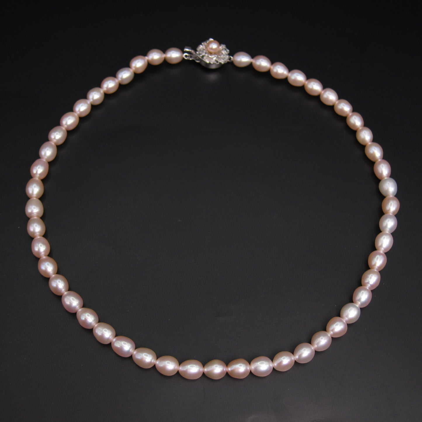 No Brand Vintage Oval Shaped Freshwater Pearl with Silver Flower Buckle Necklace