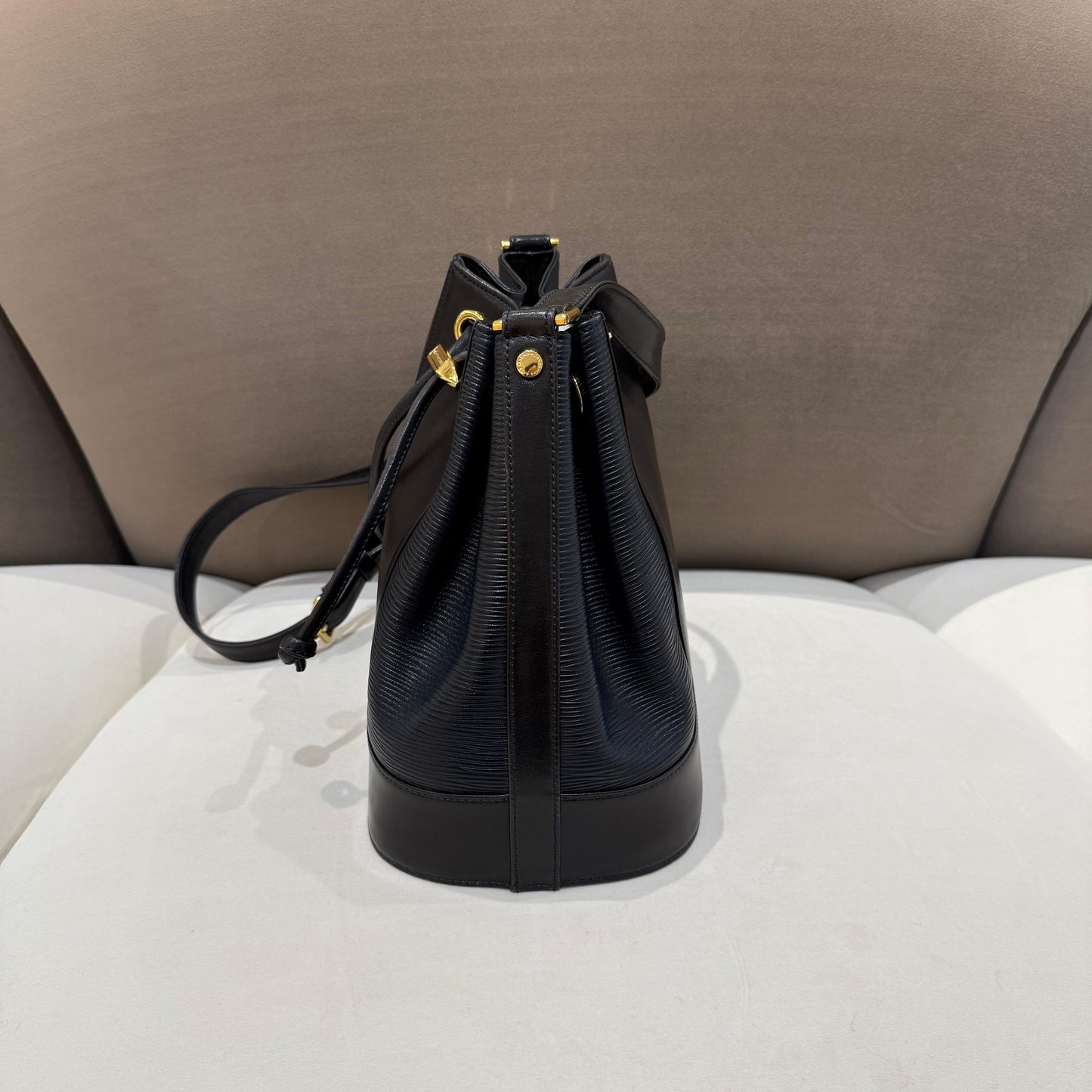 Valentino Garavani 復古黑色皮革抽繩水桶肩肩包