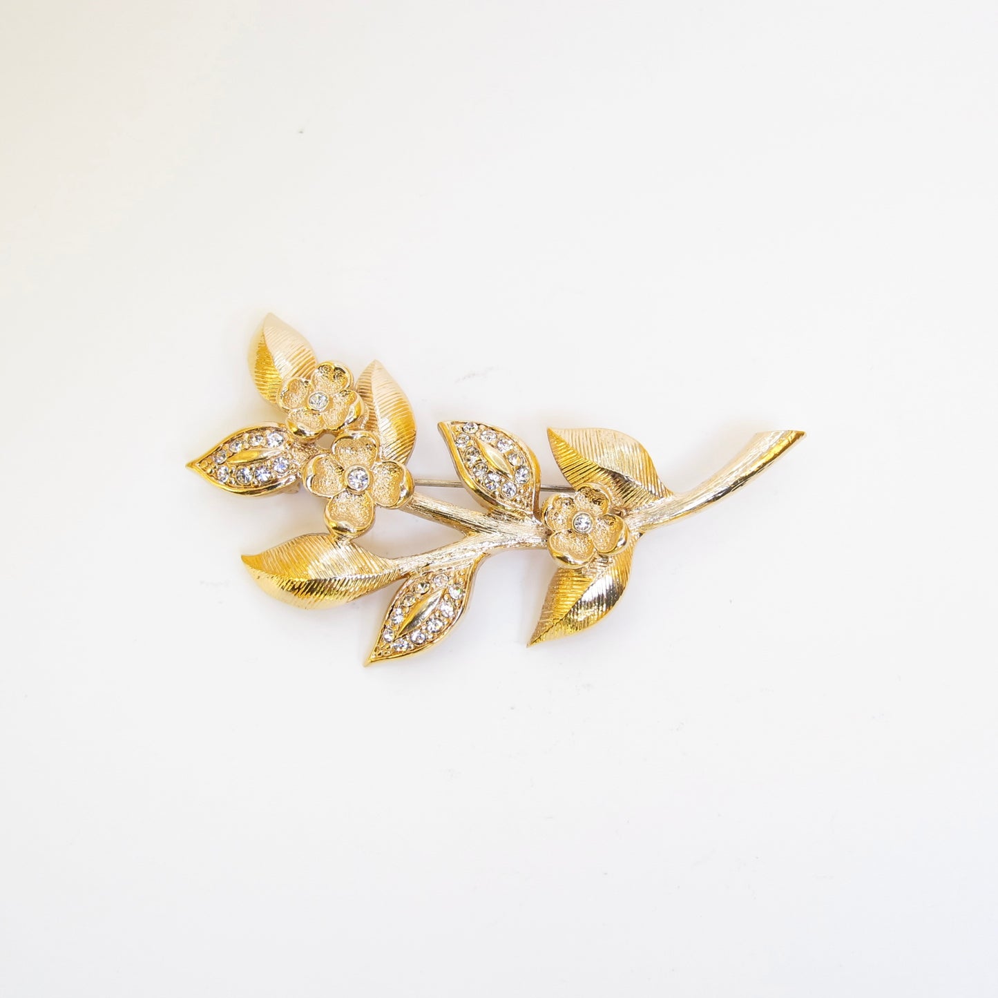 克莉絲汀迪歐復古花卉圖案鑲鑽金色胸針