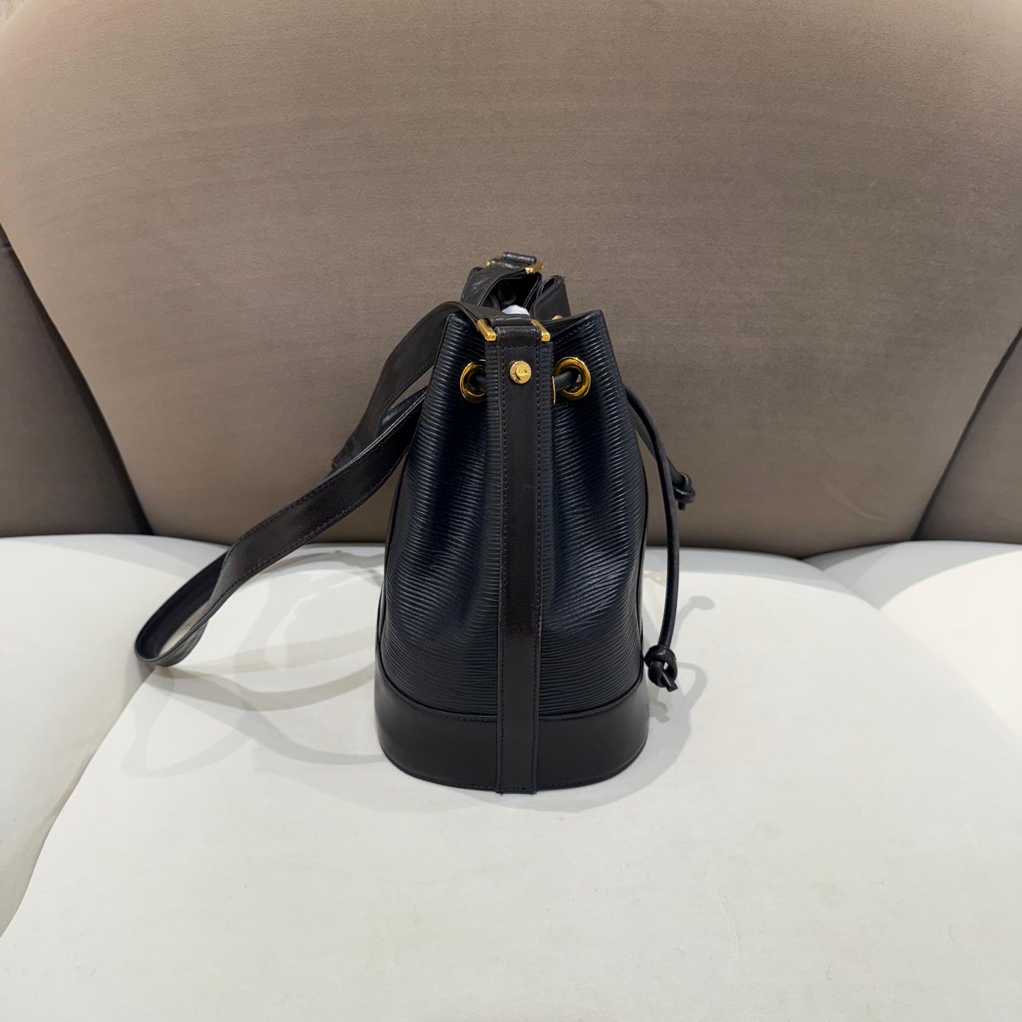 Valentino Garavani 復古黑色皮革抽繩水桶肩肩包