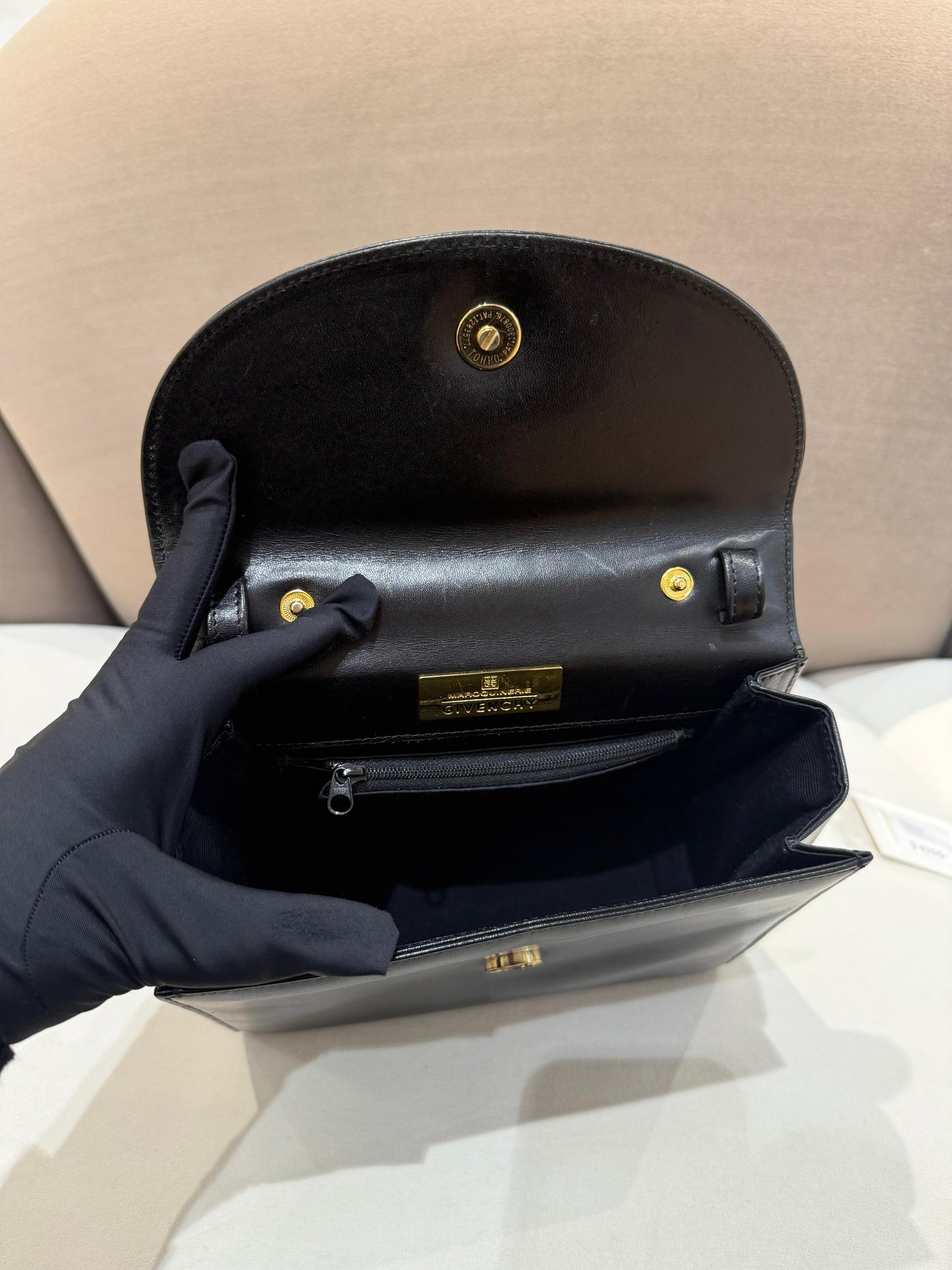 紀梵希復古黑色皮革Logo紐扣兩用手提包