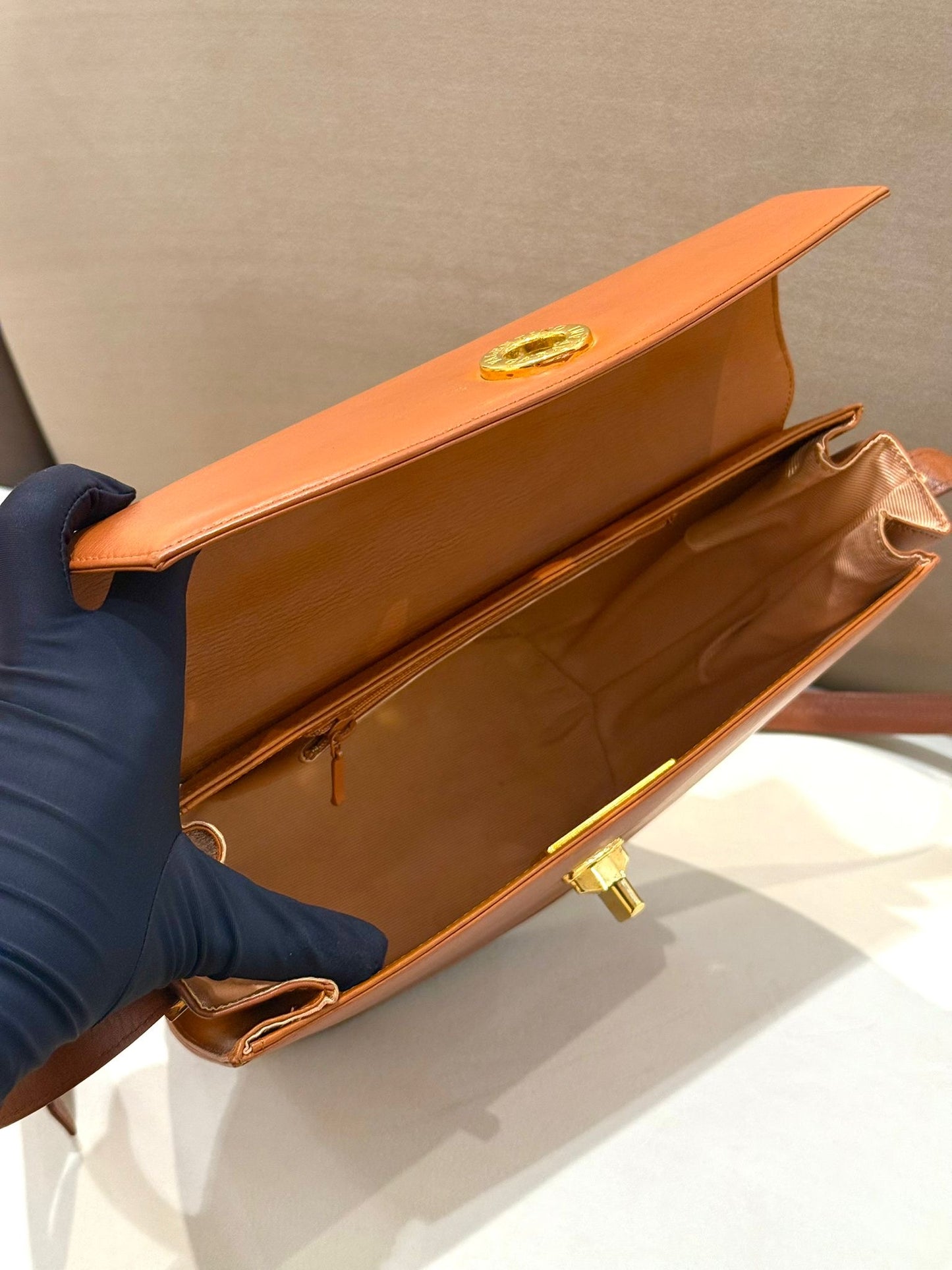 Valentino Garavani 棕褐色皮革旋扣單肩包 | 香港復古設計師包