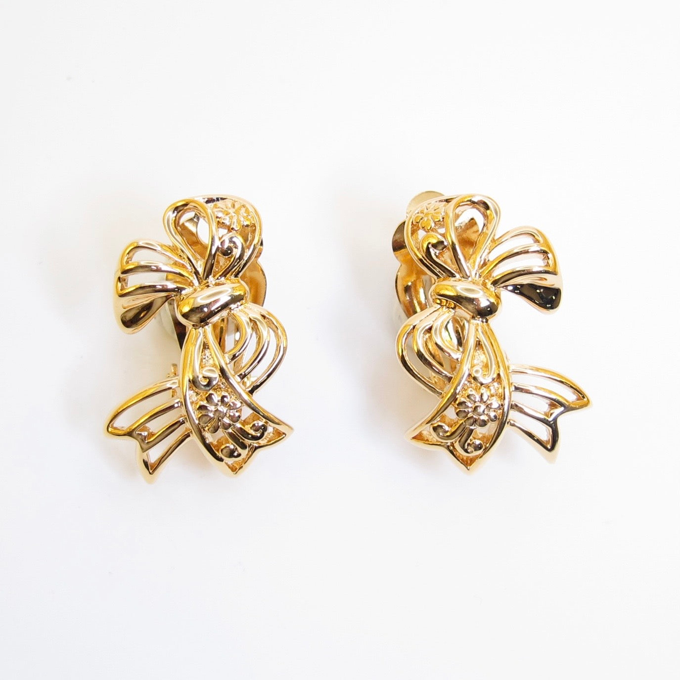 Nina Ricci Vintage Ribbon with Flower Golden Clip-on Earrings