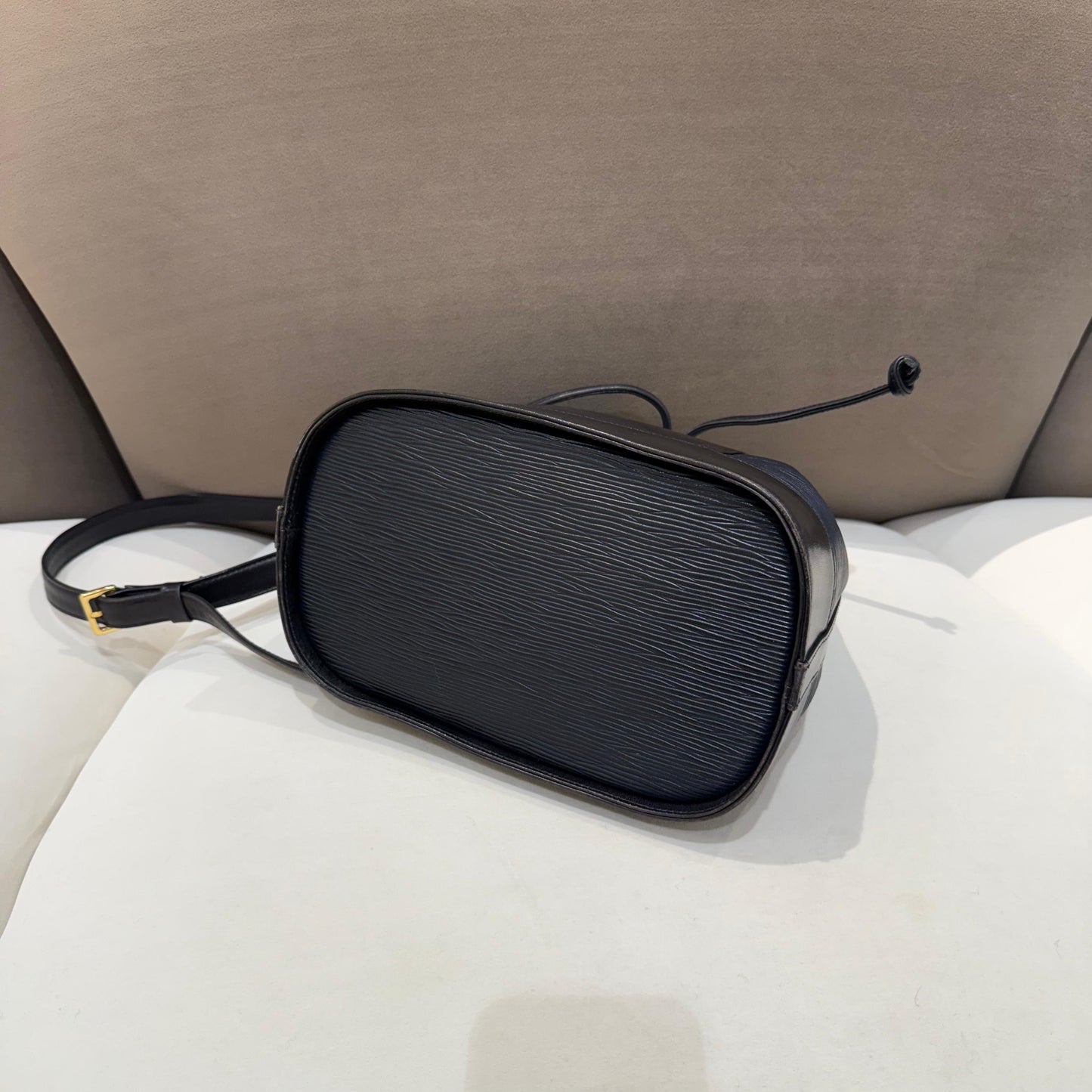 Valentino Garavani 復古黑色皮革抽繩水桶肩肩包