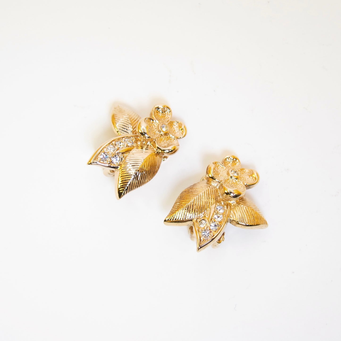Christian Dior 復古花卉圖案鑲鑽金色夾式耳環