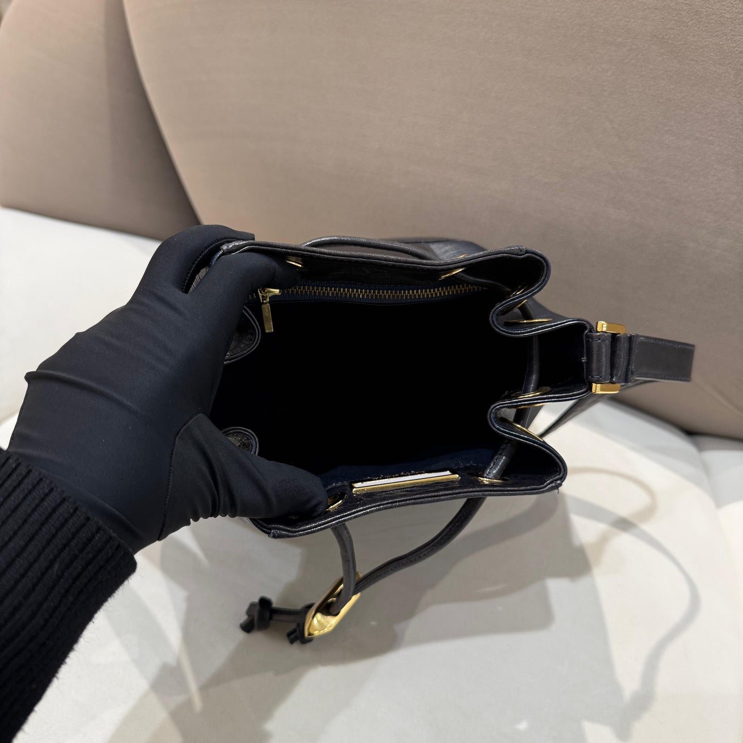 Valentino Garavani 復古黑色皮革抽繩水桶肩肩包