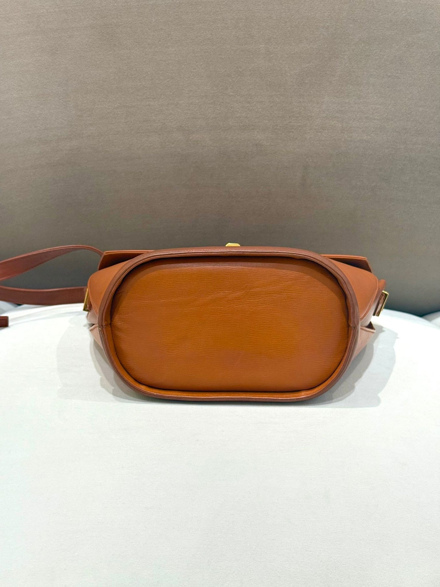 Valentino Garavani 棕褐色皮革旋扣單肩包 | 香港復古設計師包