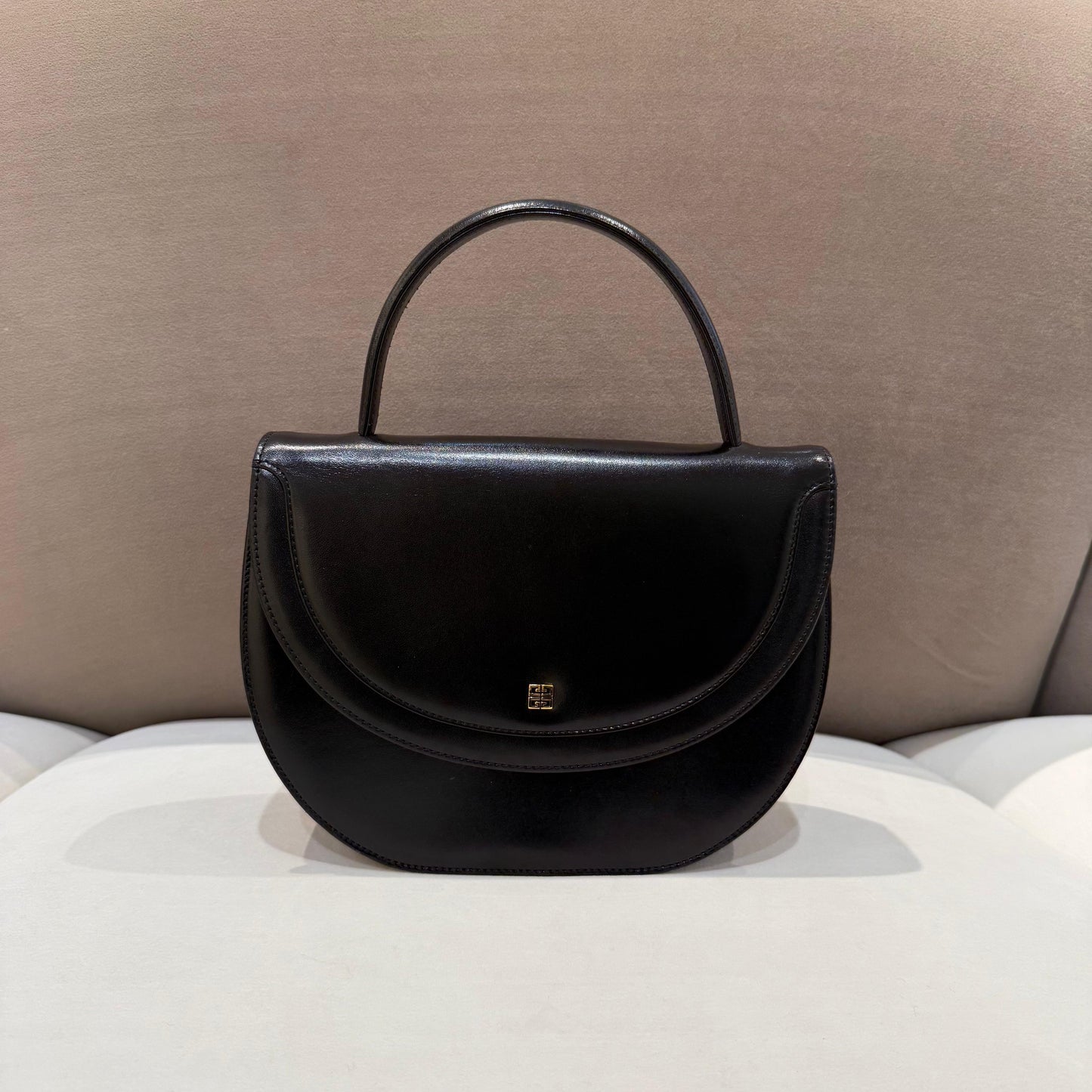 紀梵希復古黑色皮革弧形頂部手柄手提包