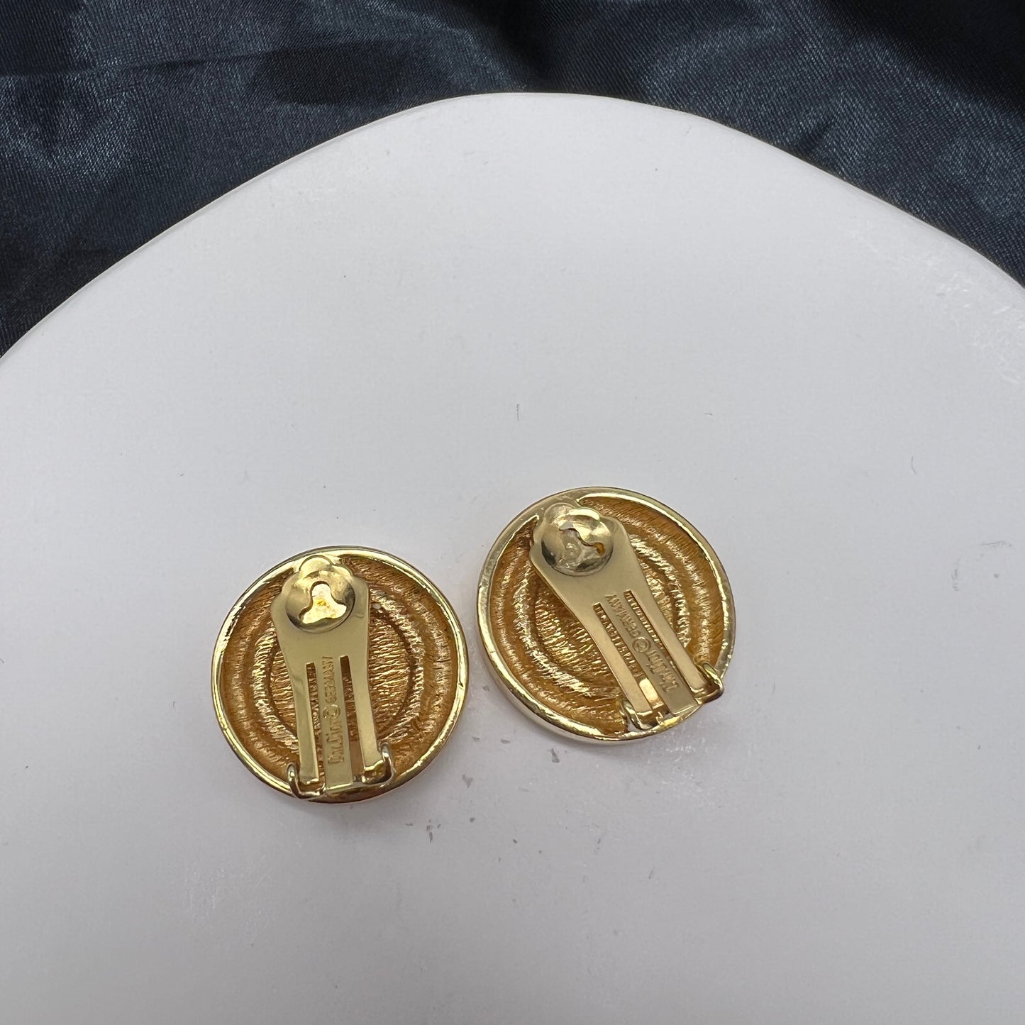 Christian Dior Vintage Cd Logo With Pearl In Circle Plate Clip-On Earrings