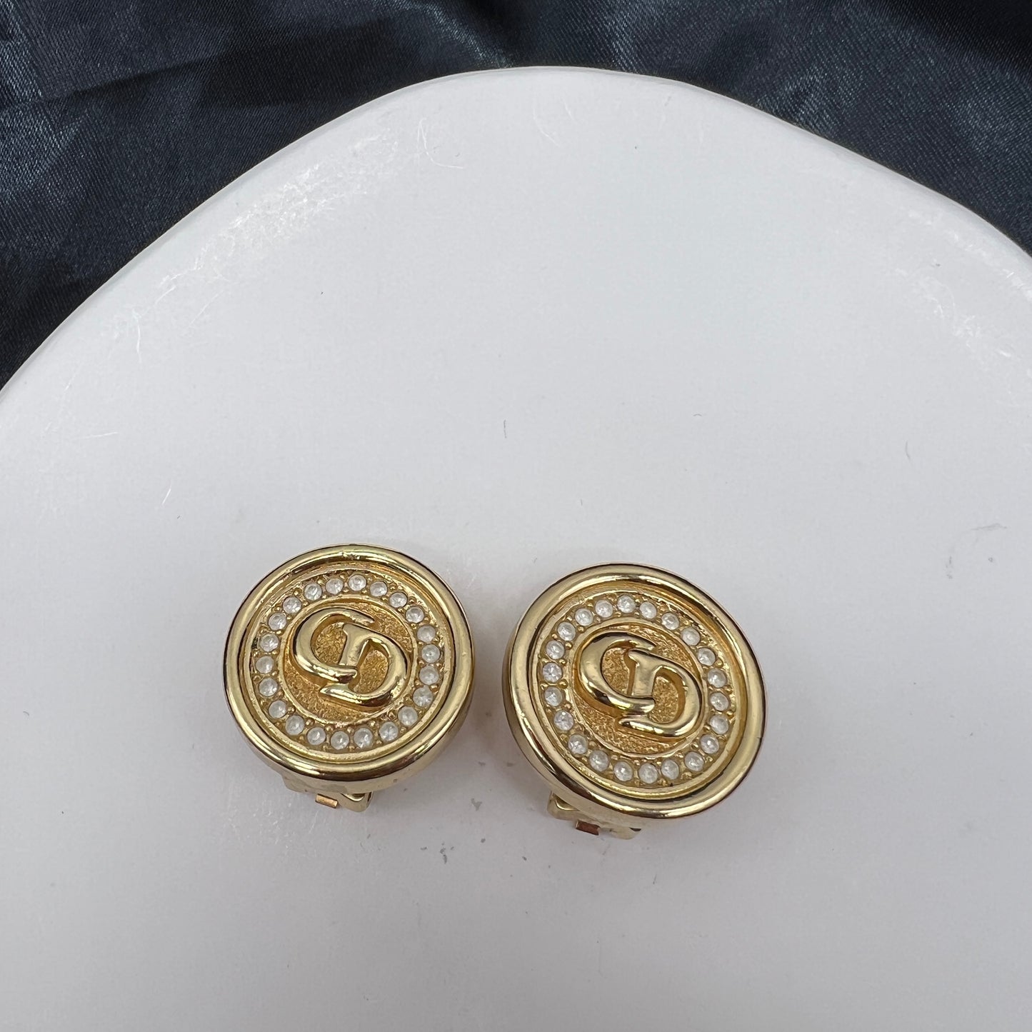 Christian Dior Vintage Cd Logo With Pearl In Circle Plate Clip-On Earrings