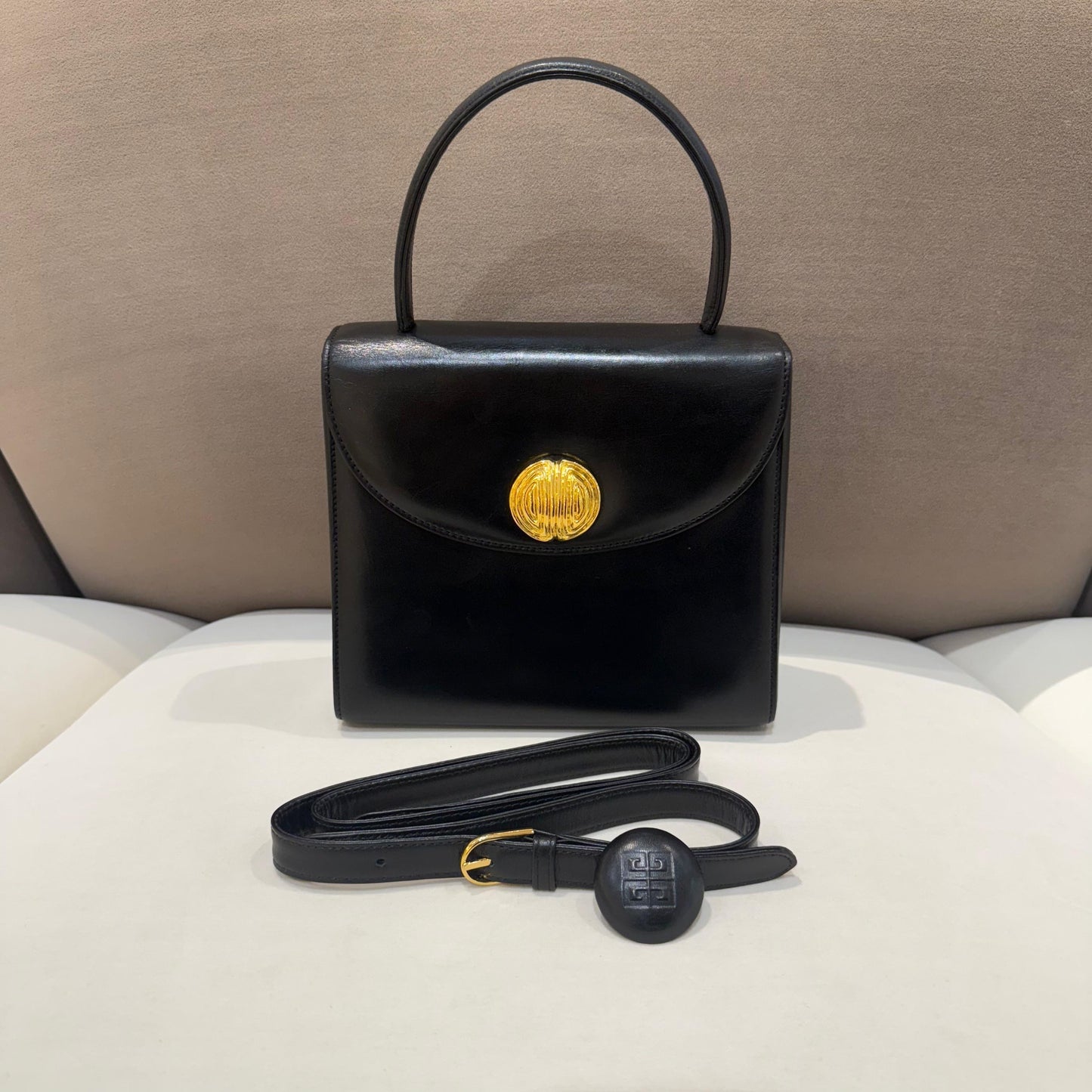 紀梵希復古黑色皮革Logo紐扣兩用手提包