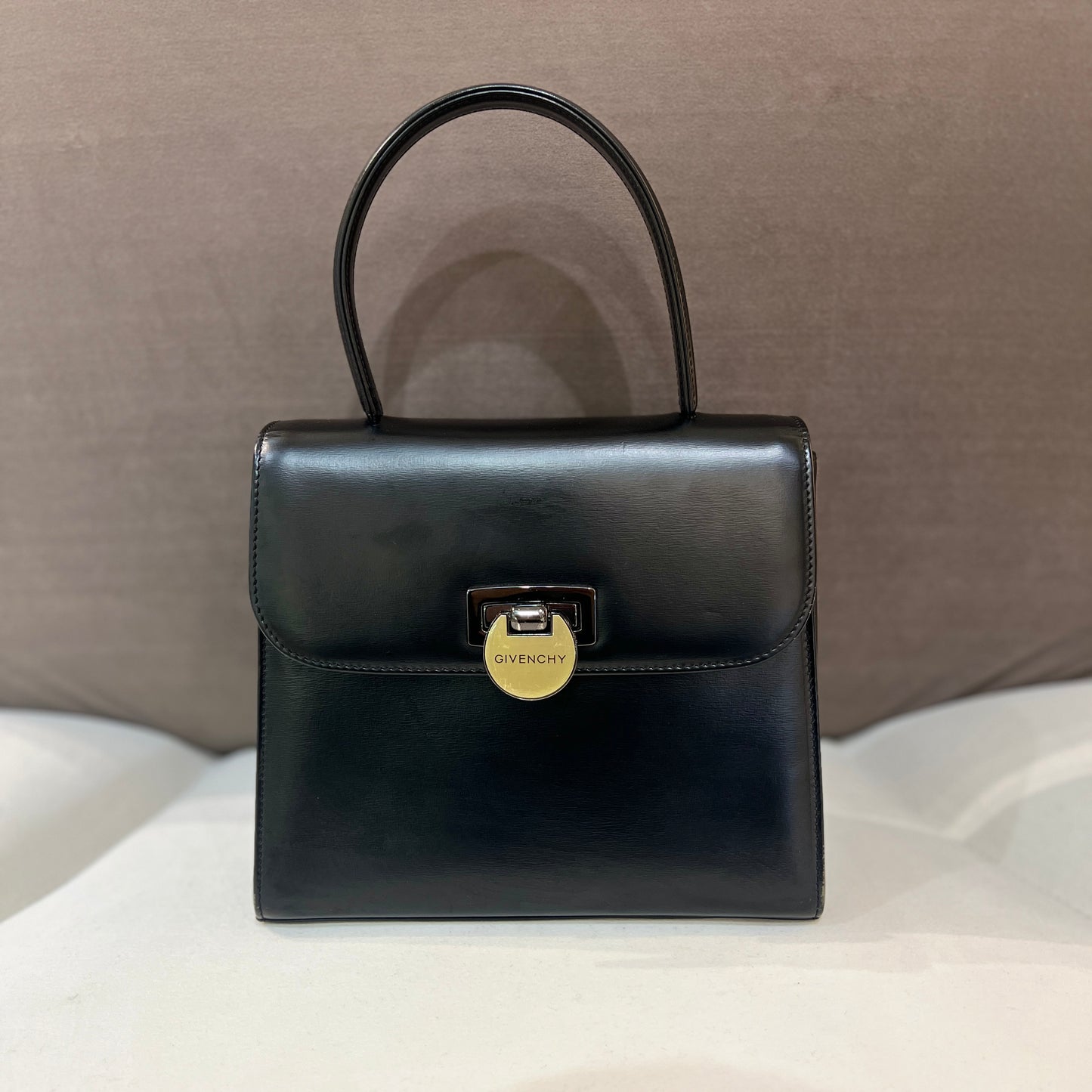 Givenchy 紀梵希中古黑色皮革手提包，金色翻蓋鎖