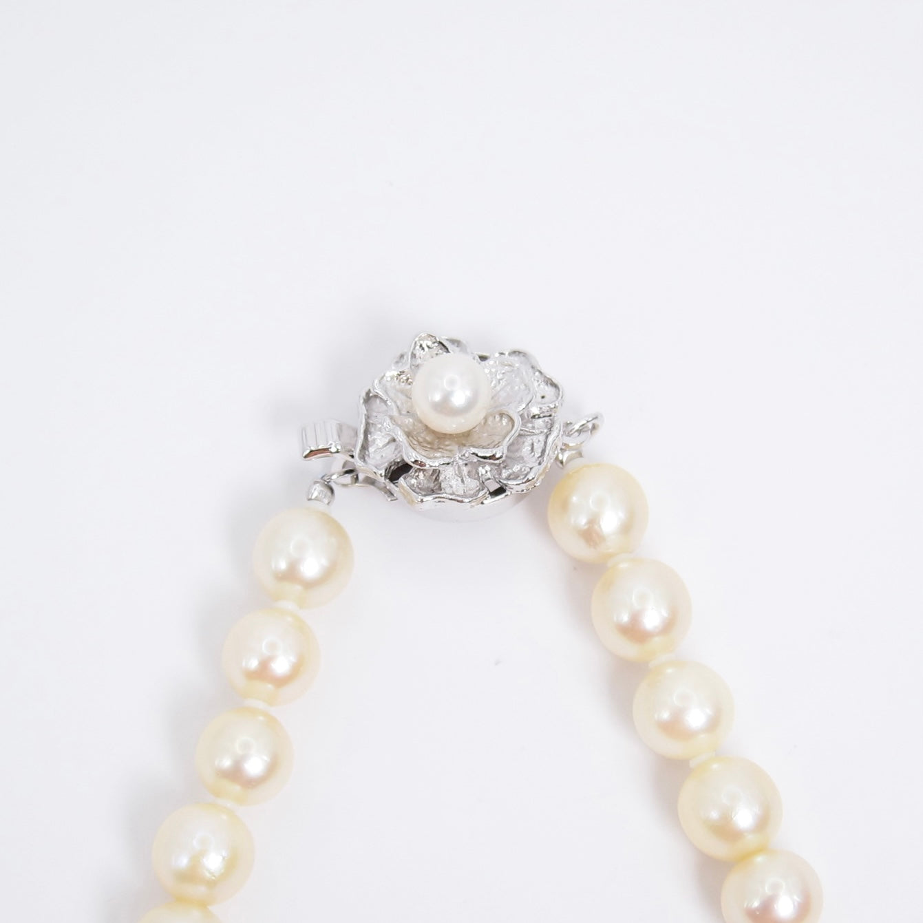 No Brand Vintage Akoya Pearl with Silver Flower Buckle Necklace