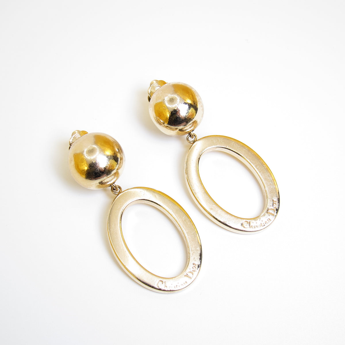Christian Dior 金色橢圓垂墜夾式耳環