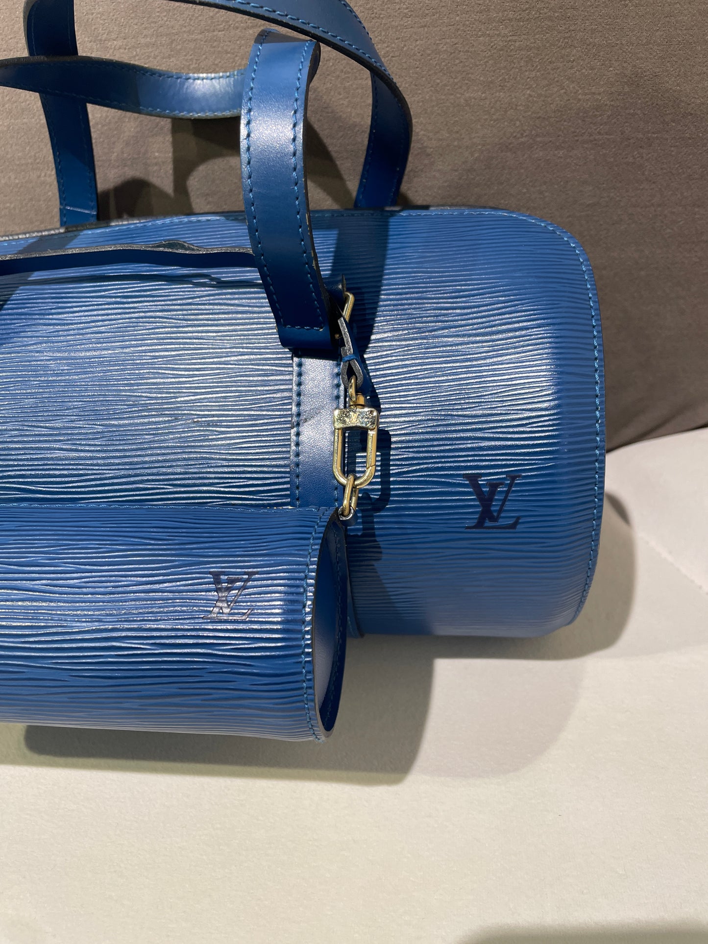 Louis Vuitton Vintage Blue Color Epi Soufflot Roll Bag With Mini Roll Pouch
Product Of 1997
* Small Pouch With Repair