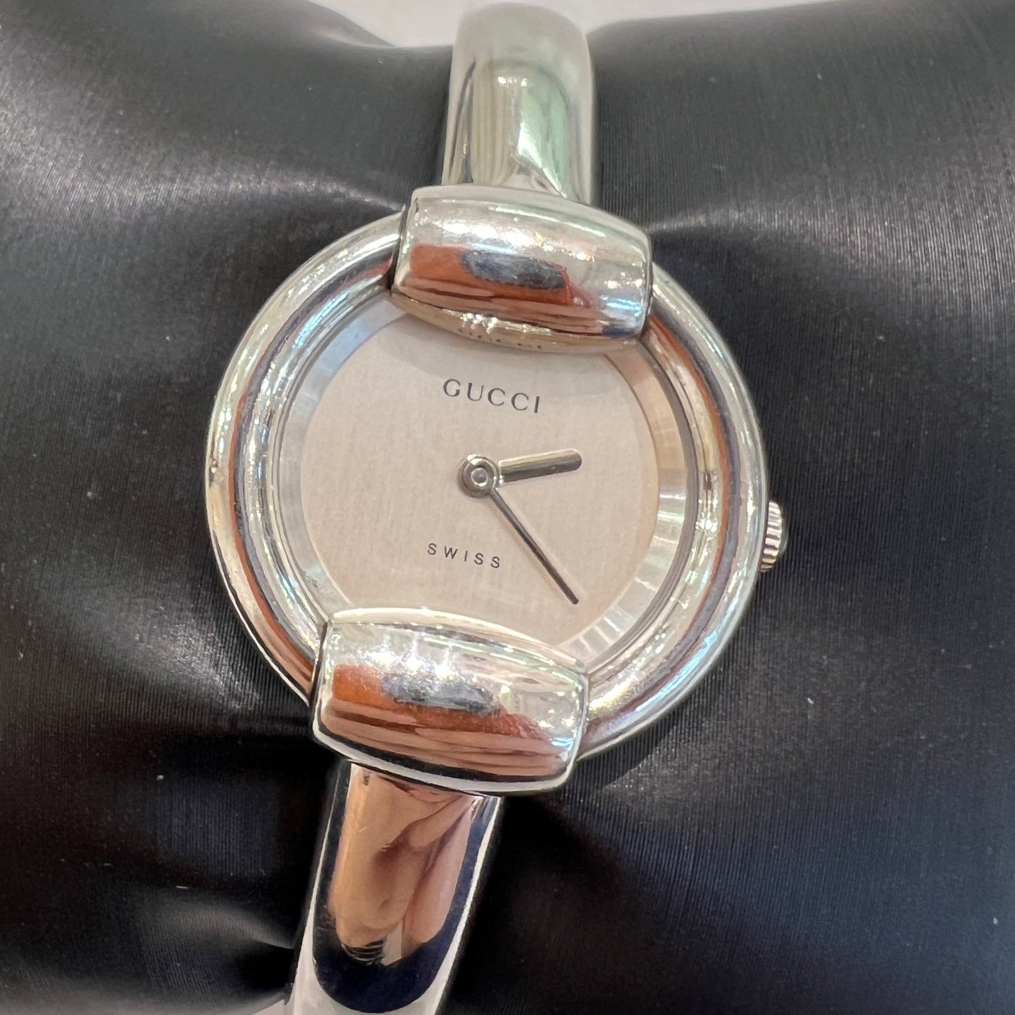 Gucci Vintage 1400L Silver Dial White Circle Face Stainless Steel Bangle Watch