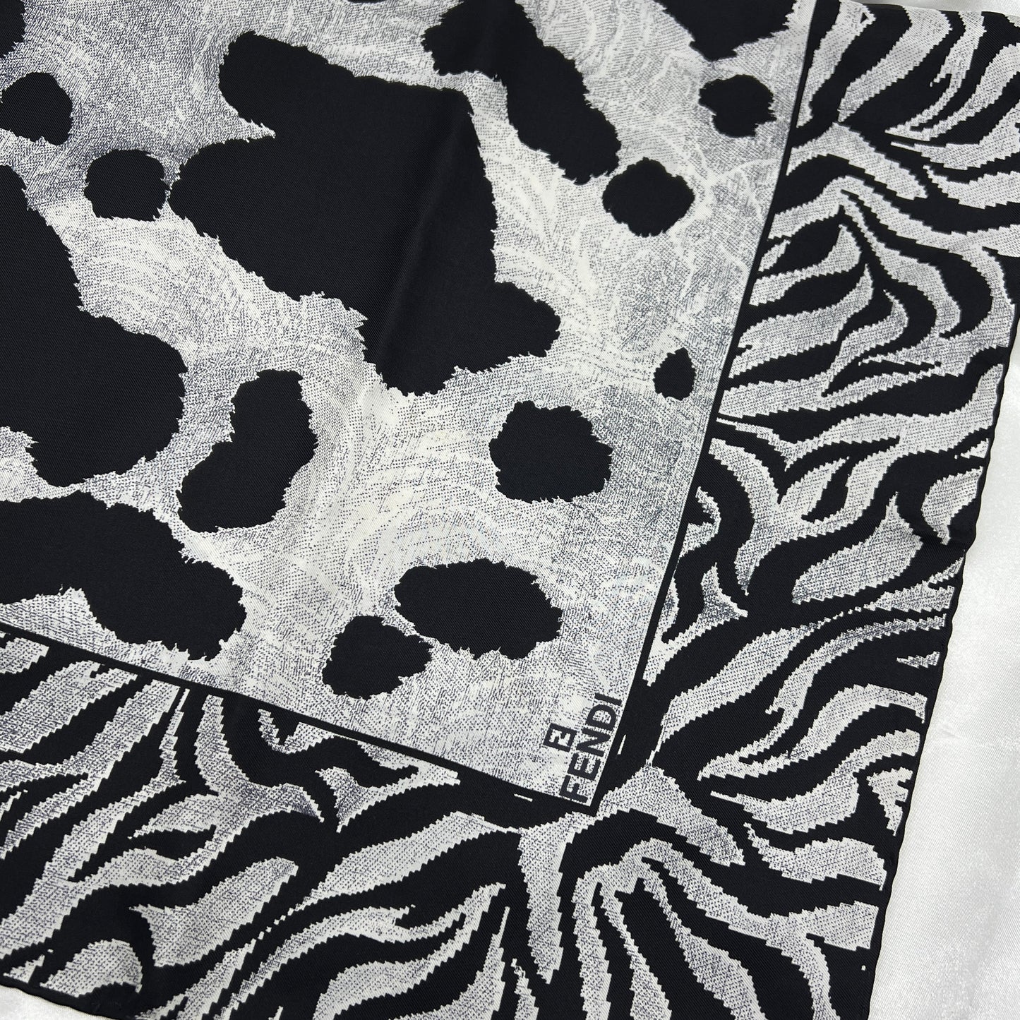 Fendi Scarf In Black And White