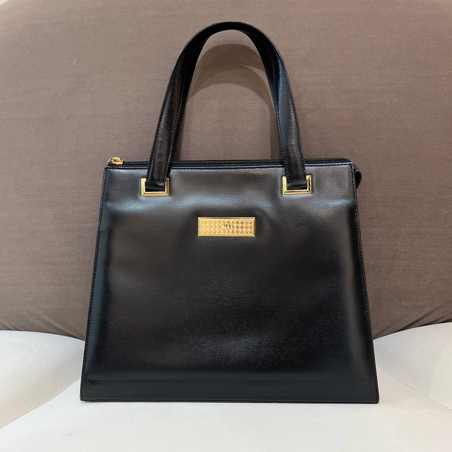 Christian Dior 迪奥中古黑色皮革手提包，搭配 Dior 圖案