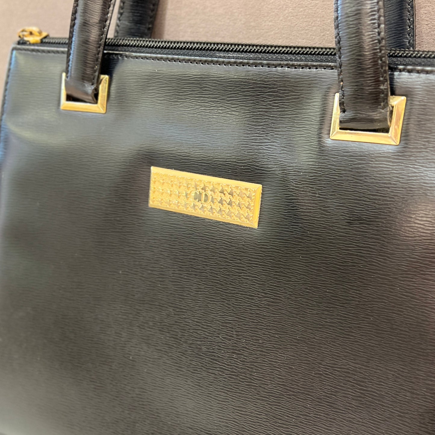 Christian Dior 迪奥中古黑色皮革手提包，搭配 Dior 圖案