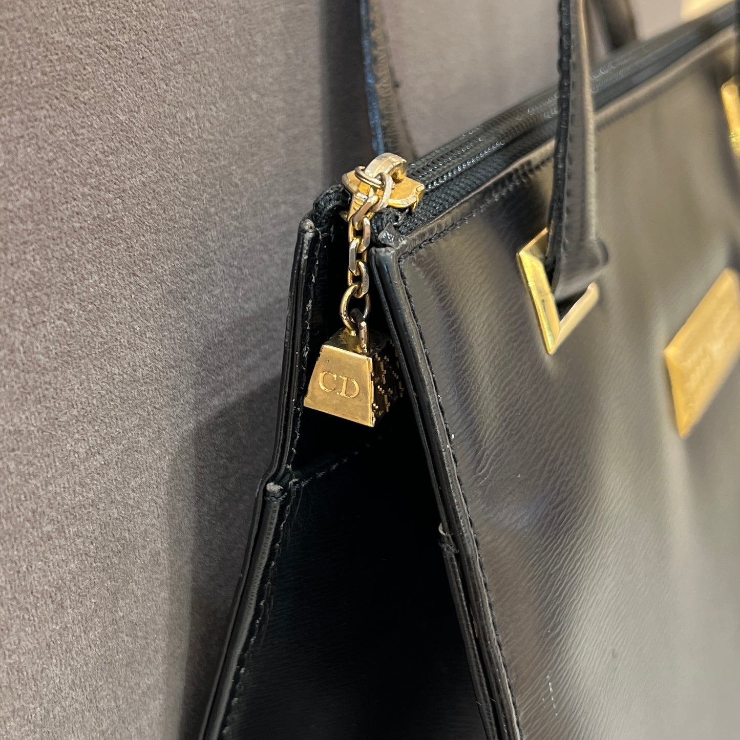 Christian Dior 迪奥中古黑色皮革手提包，搭配 Dior 圖案