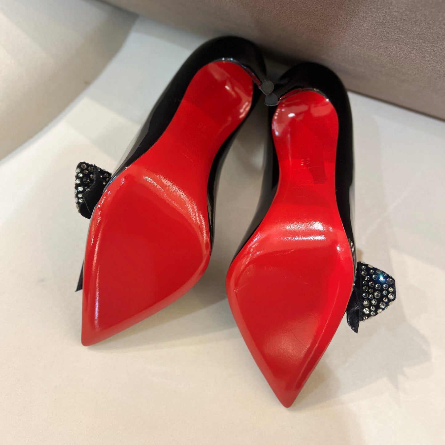 Christian Louboutin 閃亮絲帶漆皮高跟鞋（35 碼）