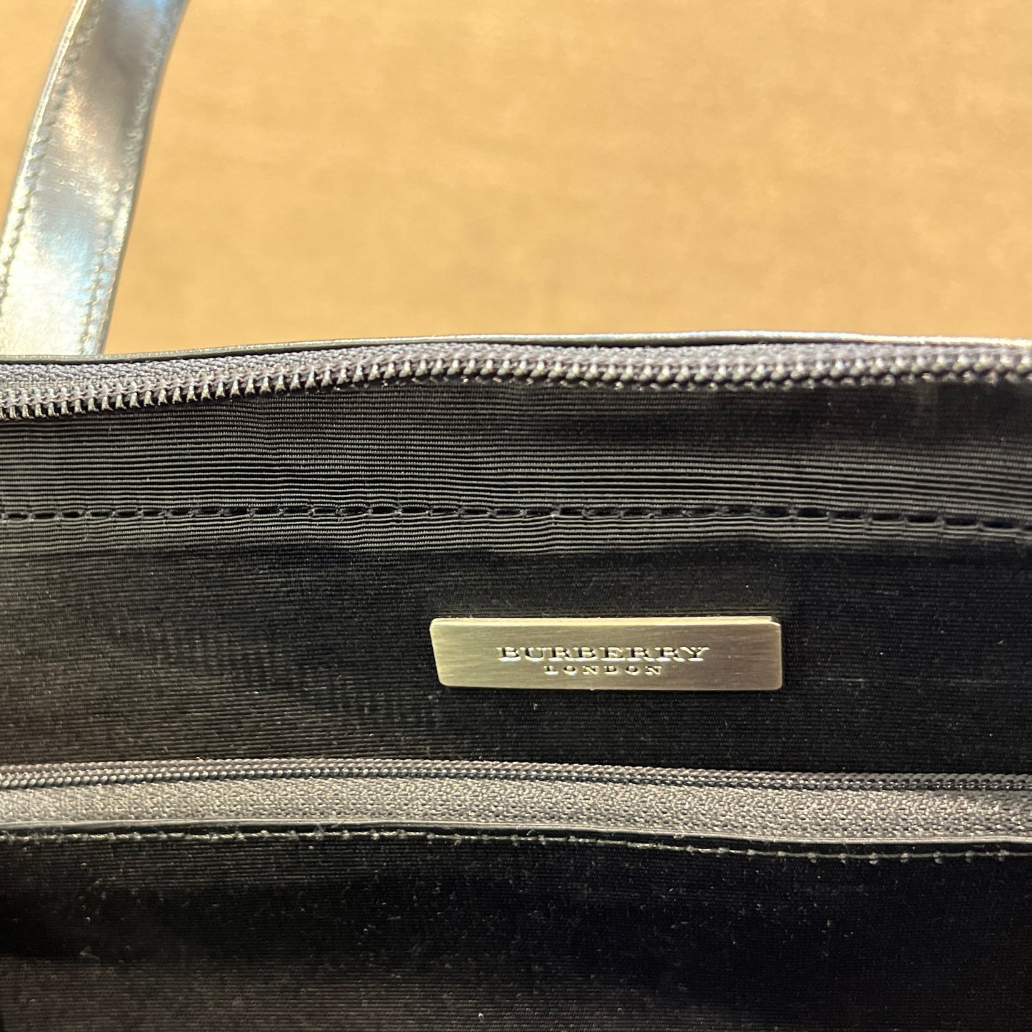 Burberry 黑色尼龍與皮革手提包黑色