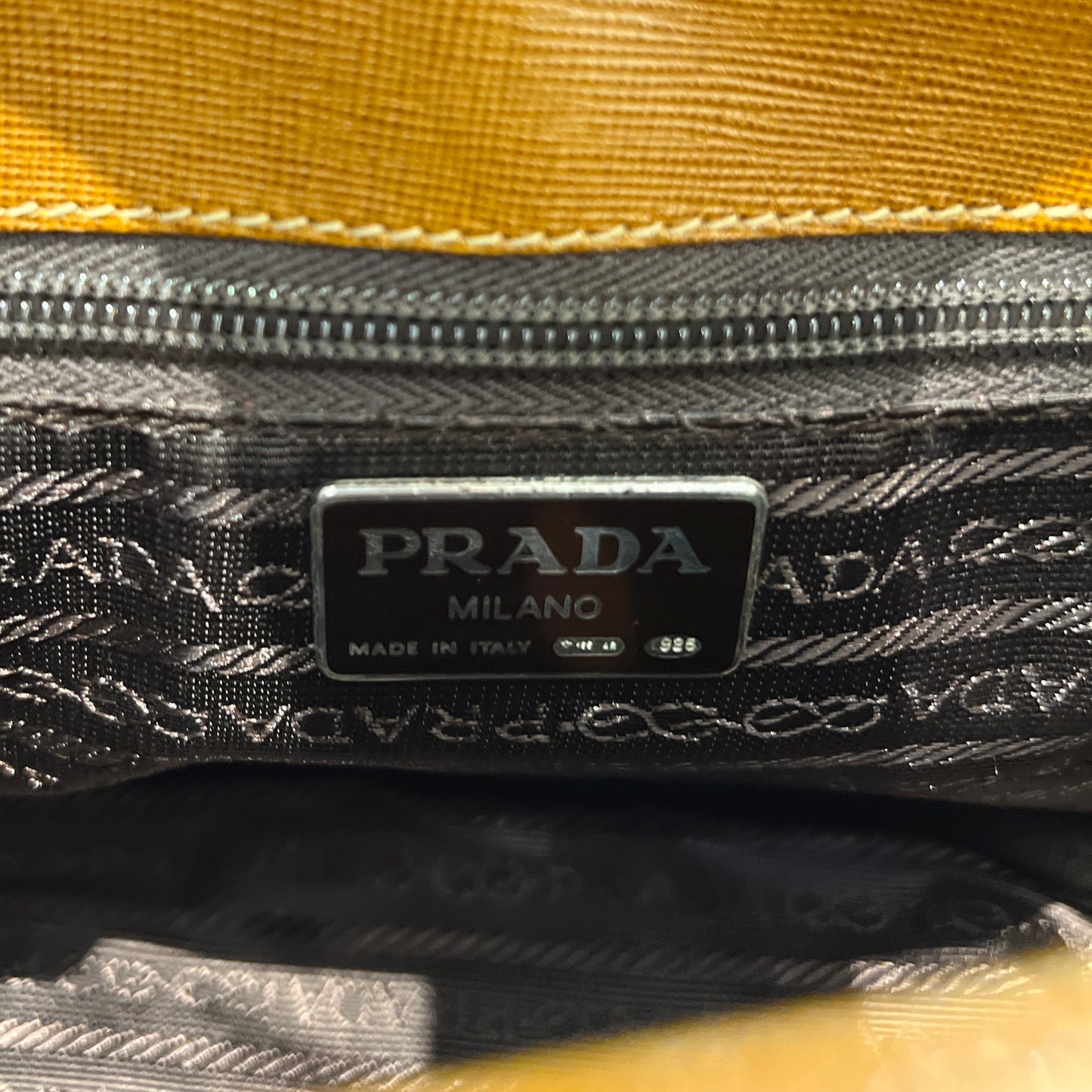 Prada 棕色皮革肩背包帶鎖金屬色