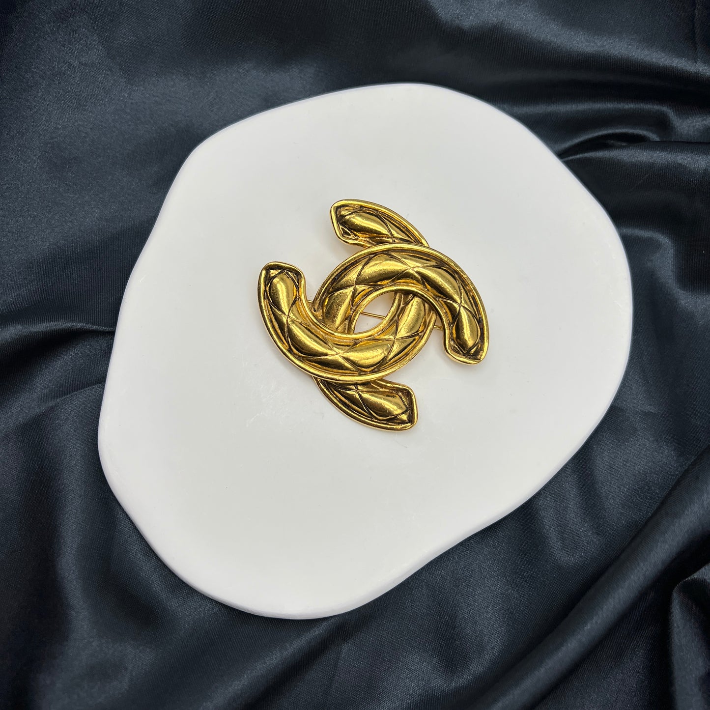 Chanel Cc Logo Vintage Golden Brooch
Width: 5.5Cm
Length: 4.8Cm