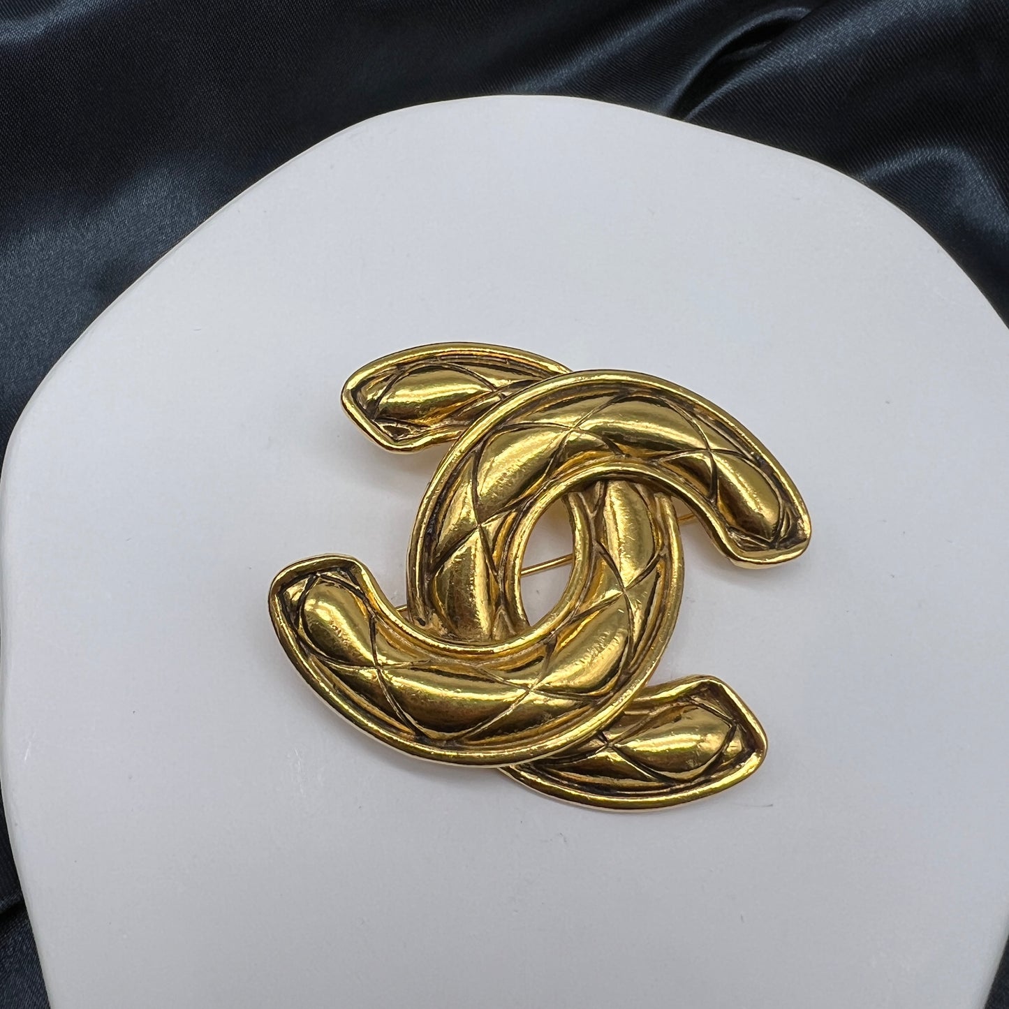 Chanel Cc Logo Vintage Golden Brooch
Width: 5.5Cm
Length: 4.8Cm