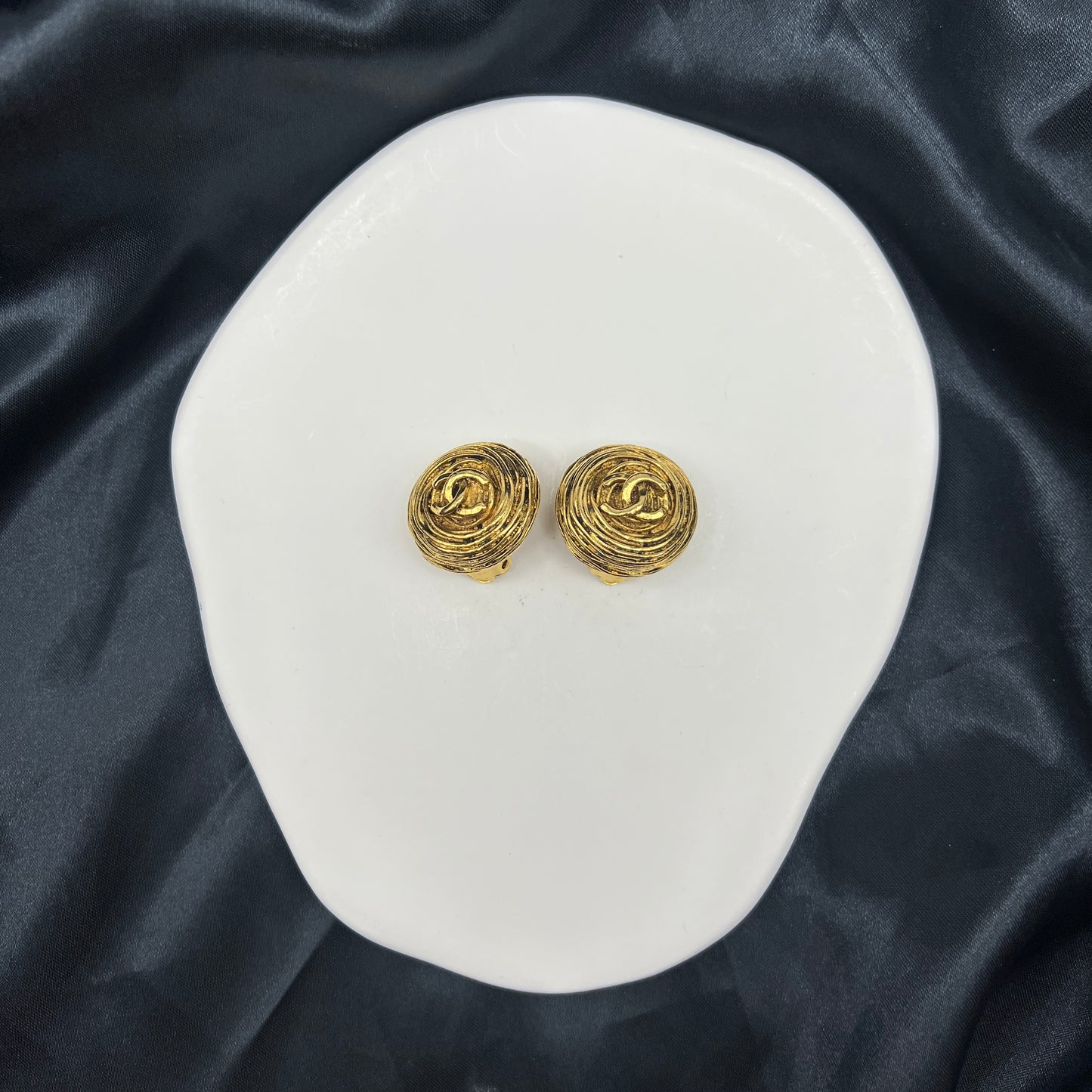 Chanel Cc Logo Vintage Circle Golden Clip-On Earrings