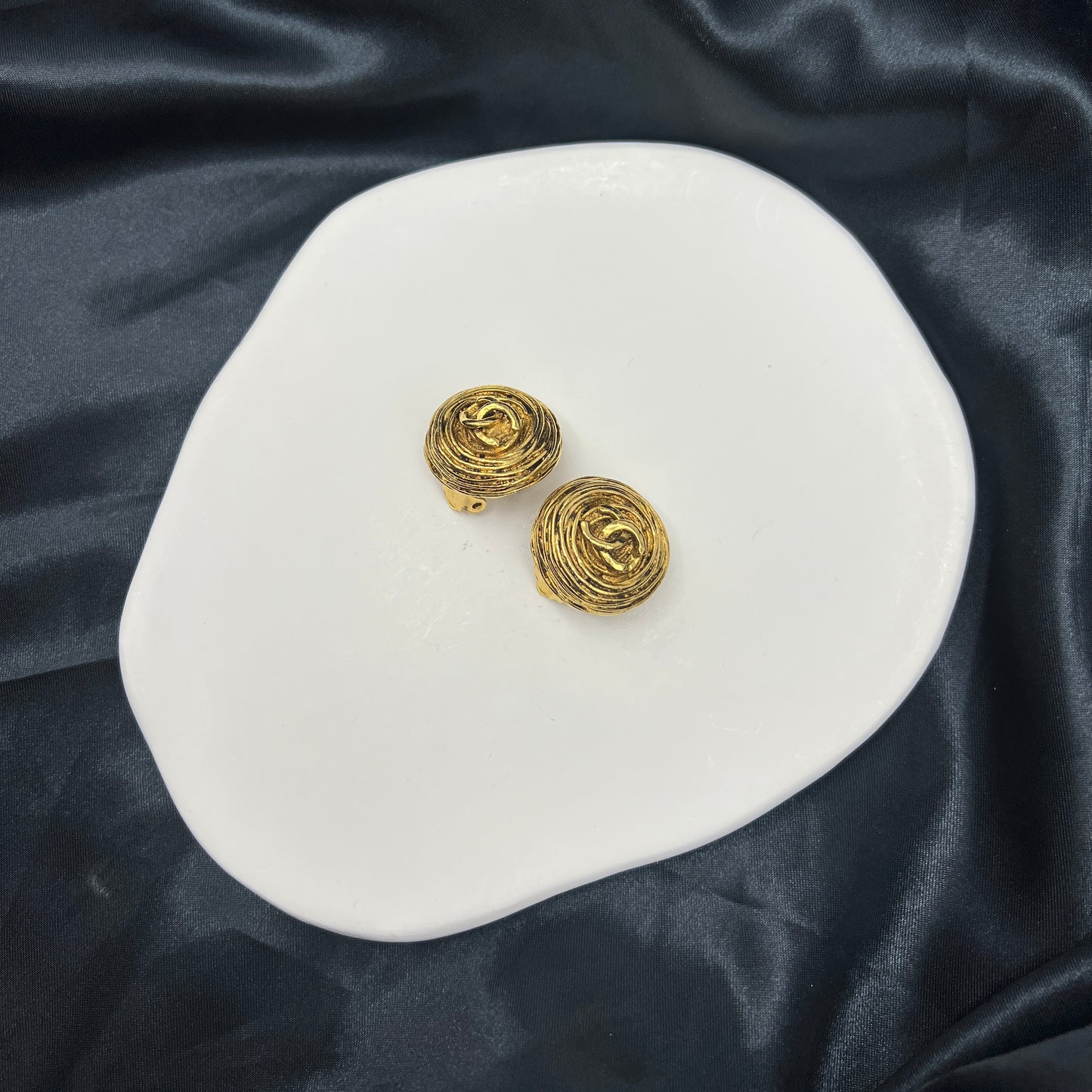 Chanel Cc Logo Vintage Circle Golden Clip-On Earrings