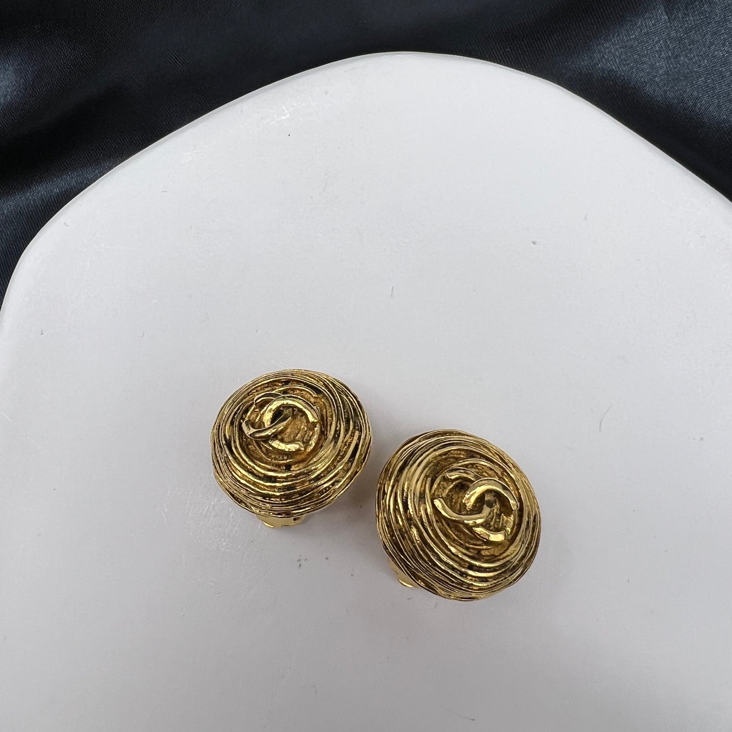 Chanel Cc Logo Vintage Circle Golden Clip-On Earrings