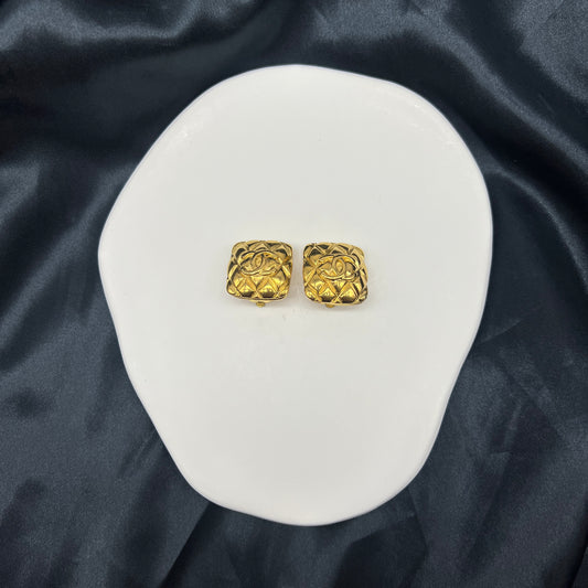 Chanel Cc Logo In Square Golden Clip-On Earrings
Chanel Jewellery Code Of 25
Product Of 1986 – 1992
With Original Box