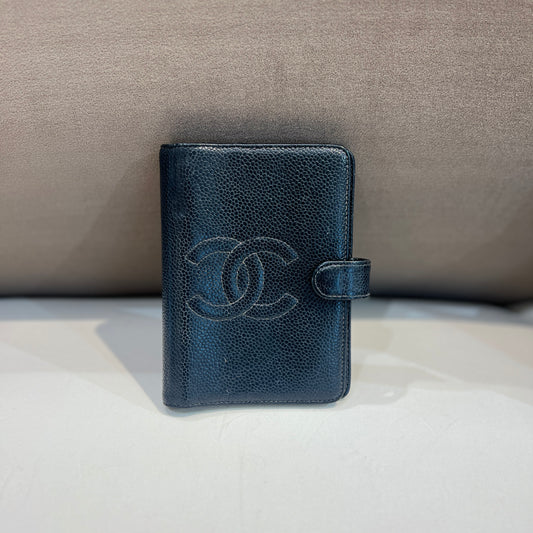 Chanel Cc Logo Caviarskin Notebook Cover
With 5 Series Sticker
Product Of 1997-1999