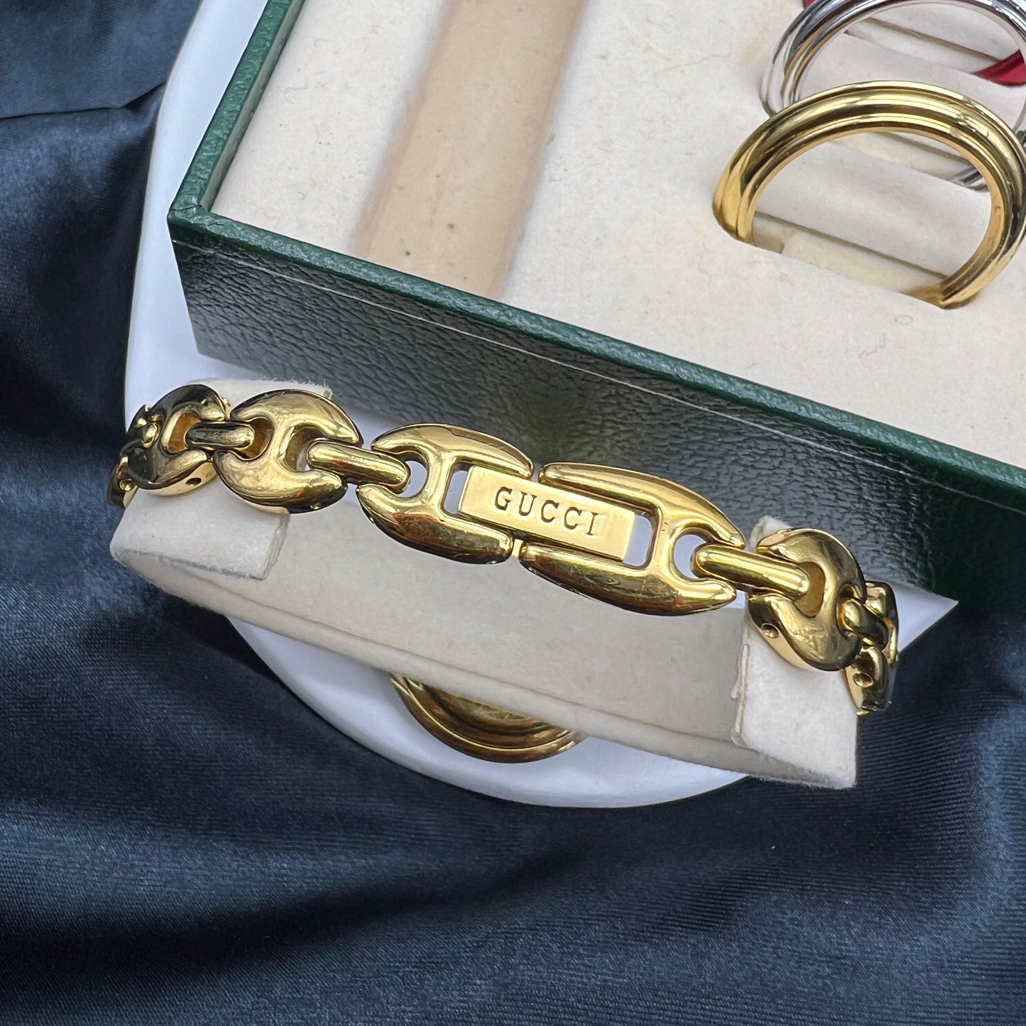 Gucci Vintage Golden Chain Changing Bezel White Face Watch