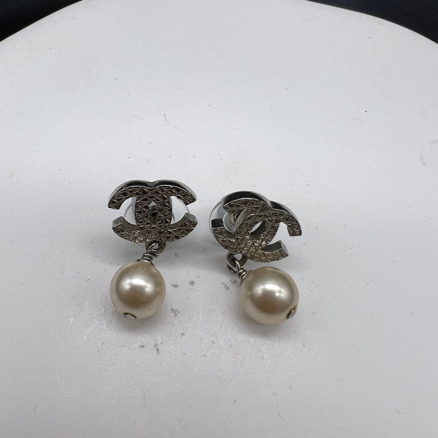 Chanel Vintage Pearl Pendant With Silver Double C Earrings