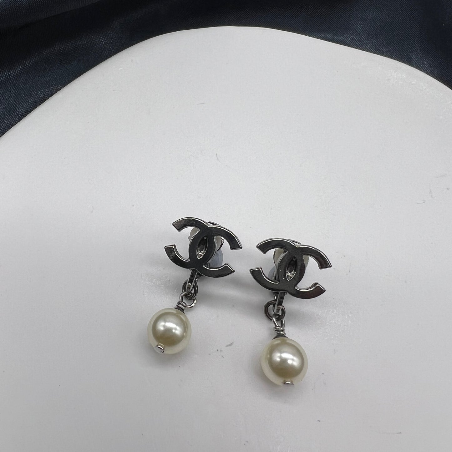 Chanel Vintage CC Logo With Pearl Clip-On Earrings
No Plate