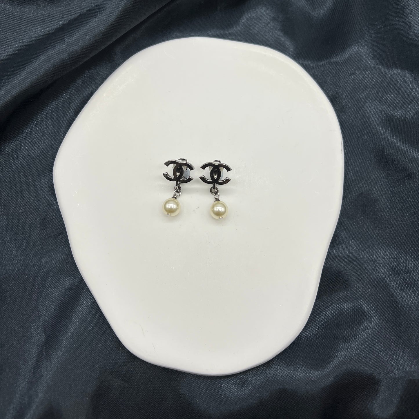 Chanel Vintage CC Logo With Pearl Clip-On Earrings
No Plate