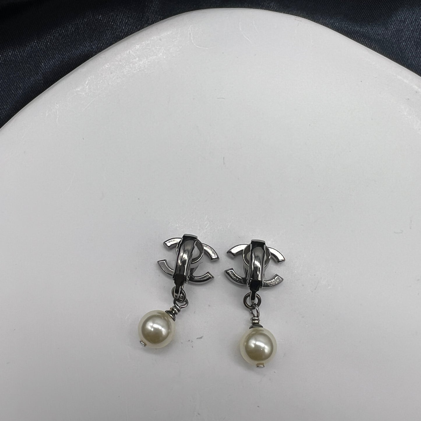 Chanel Vintage CC Logo With Pearl Clip-On Earrings
No Plate