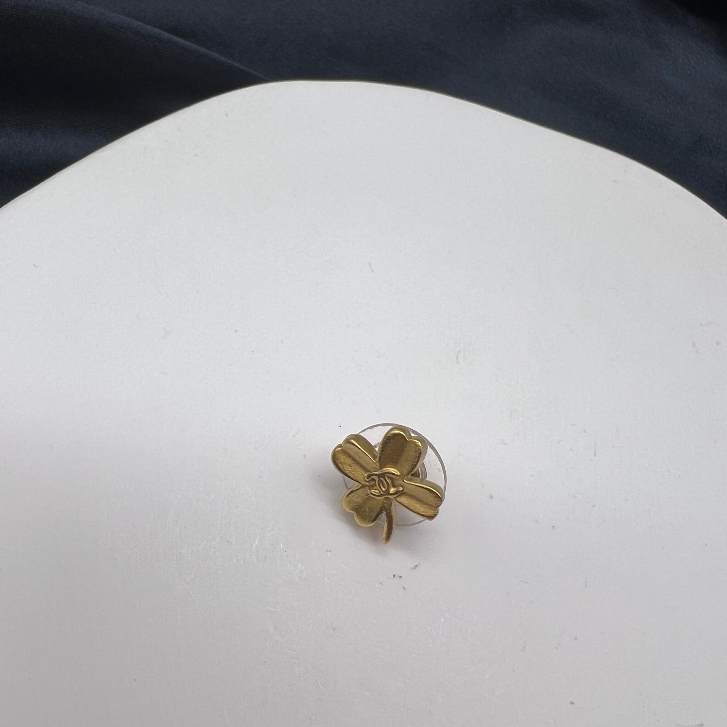 Chanel Vintage Cc Logo Clover Shape Golden Single Piece Earring / Pin