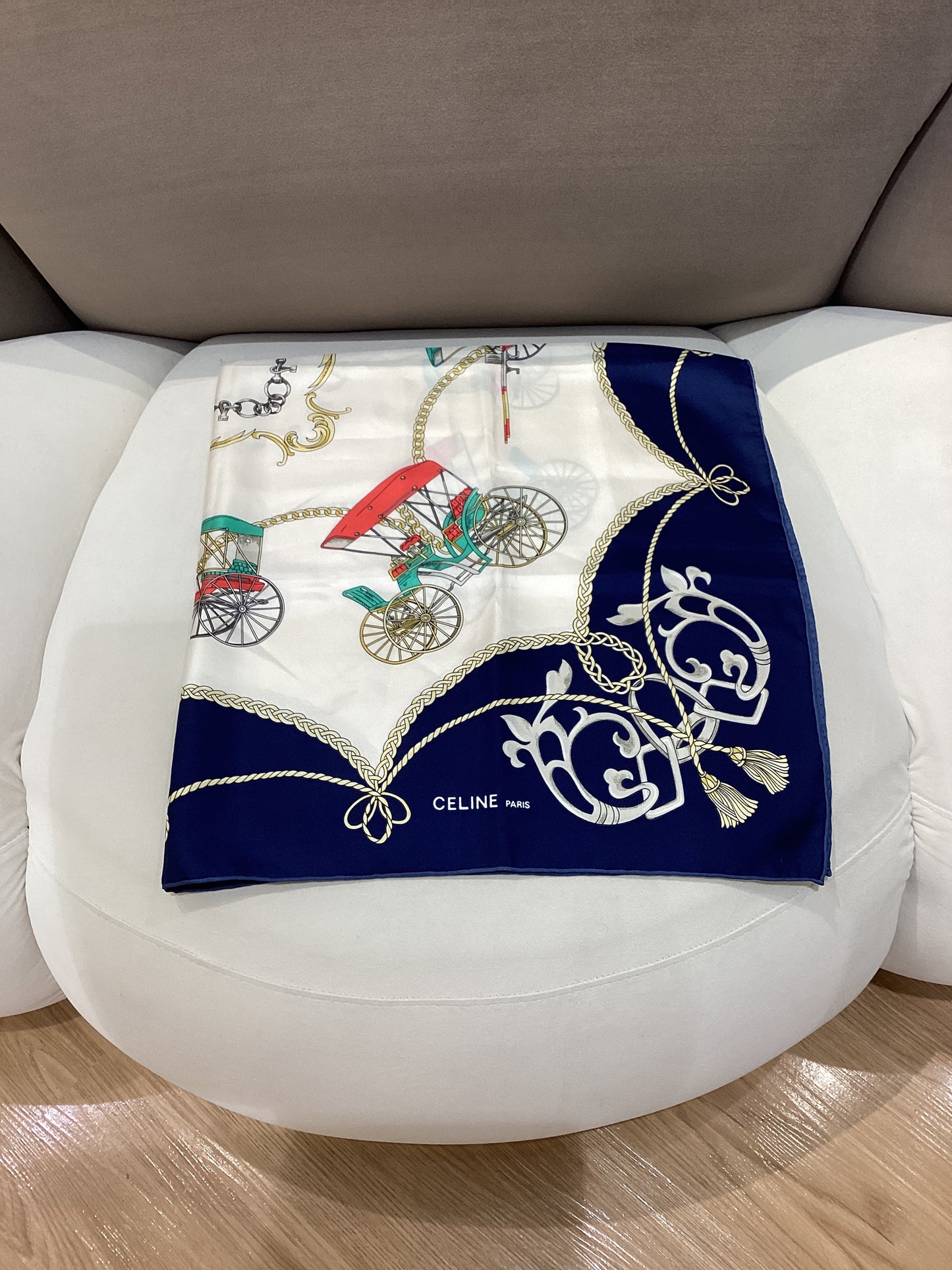Celine 海軍藍馬車印花絲巾 86cm