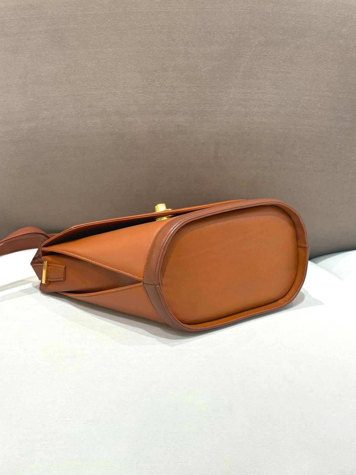 Valentino Garavani 棕褐色皮革旋扣單肩包 | 香港復古設計師包