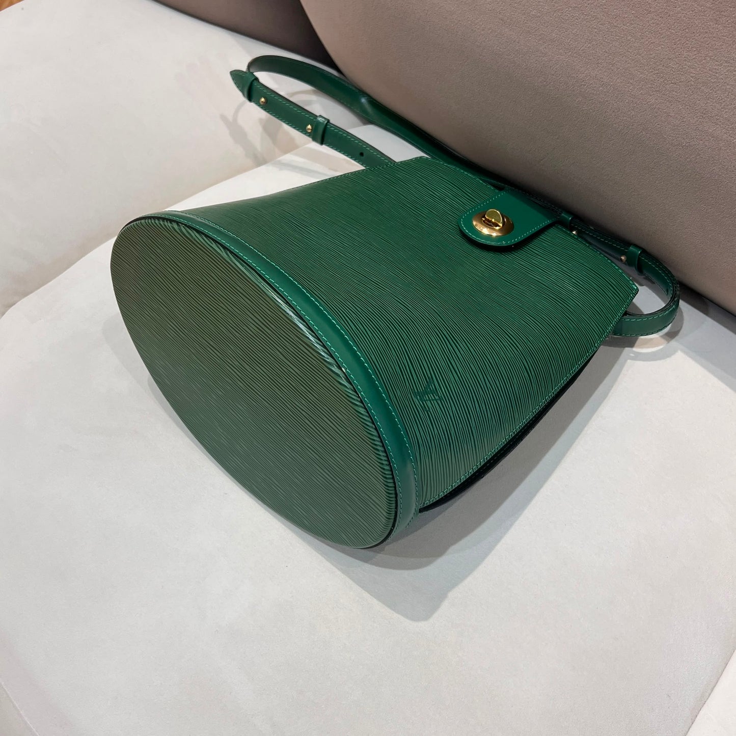 Louis Vuitton Vintage Borneo Green Epi Leather Cluny M52254 Shoulder Bag